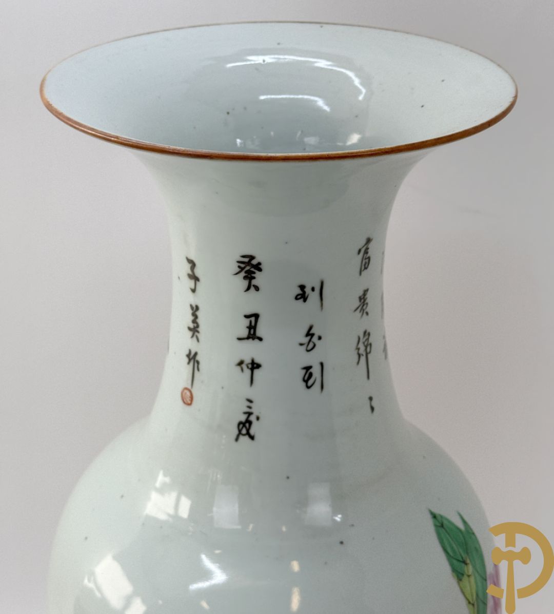 Paar Chinese porseleinen vazen met bloemen- en vogeldecor, achteraan getekend