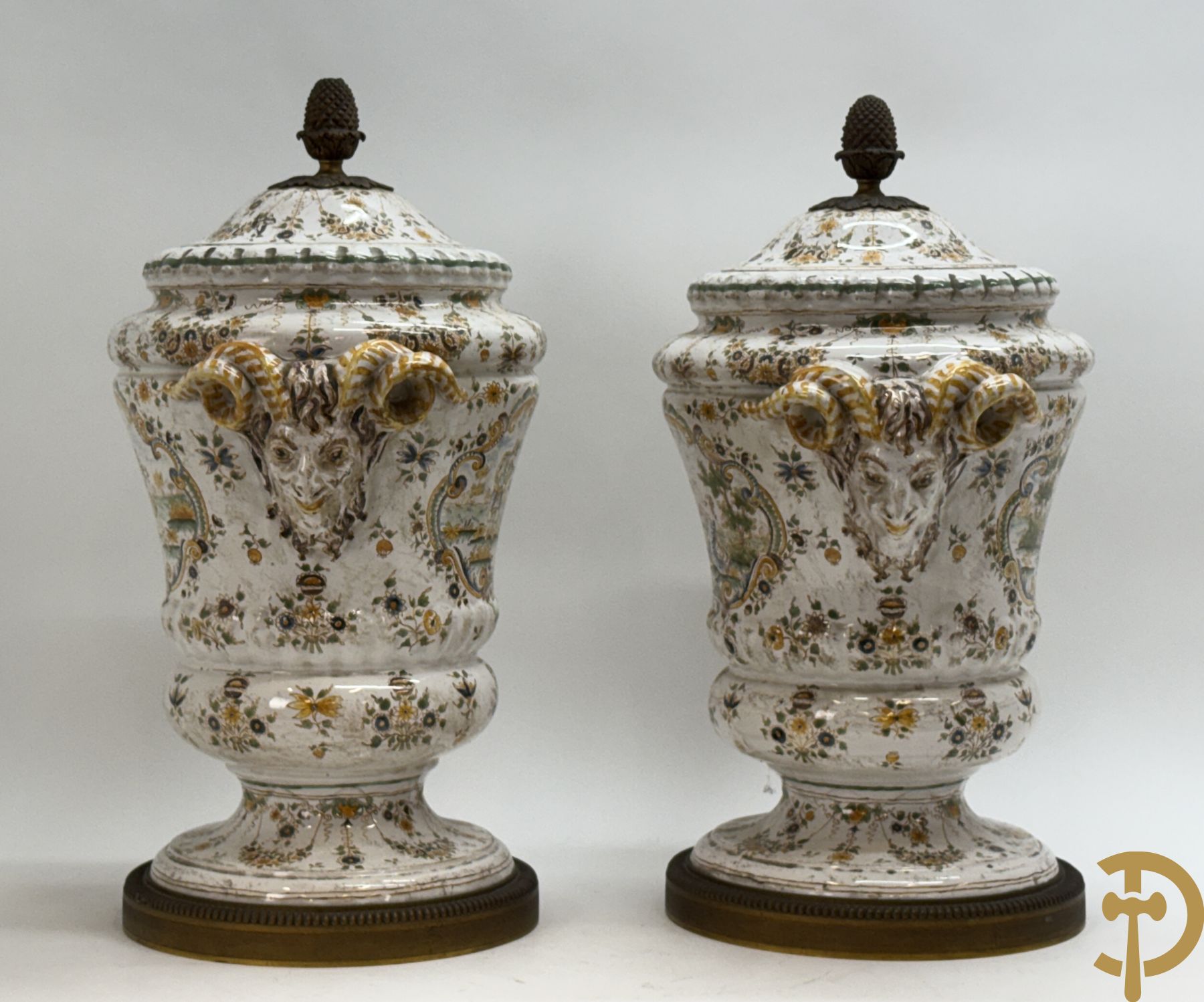 Paar Italiaanse meerkleurige dekselpotiches met geanimeerd decor en gehoornde kopen