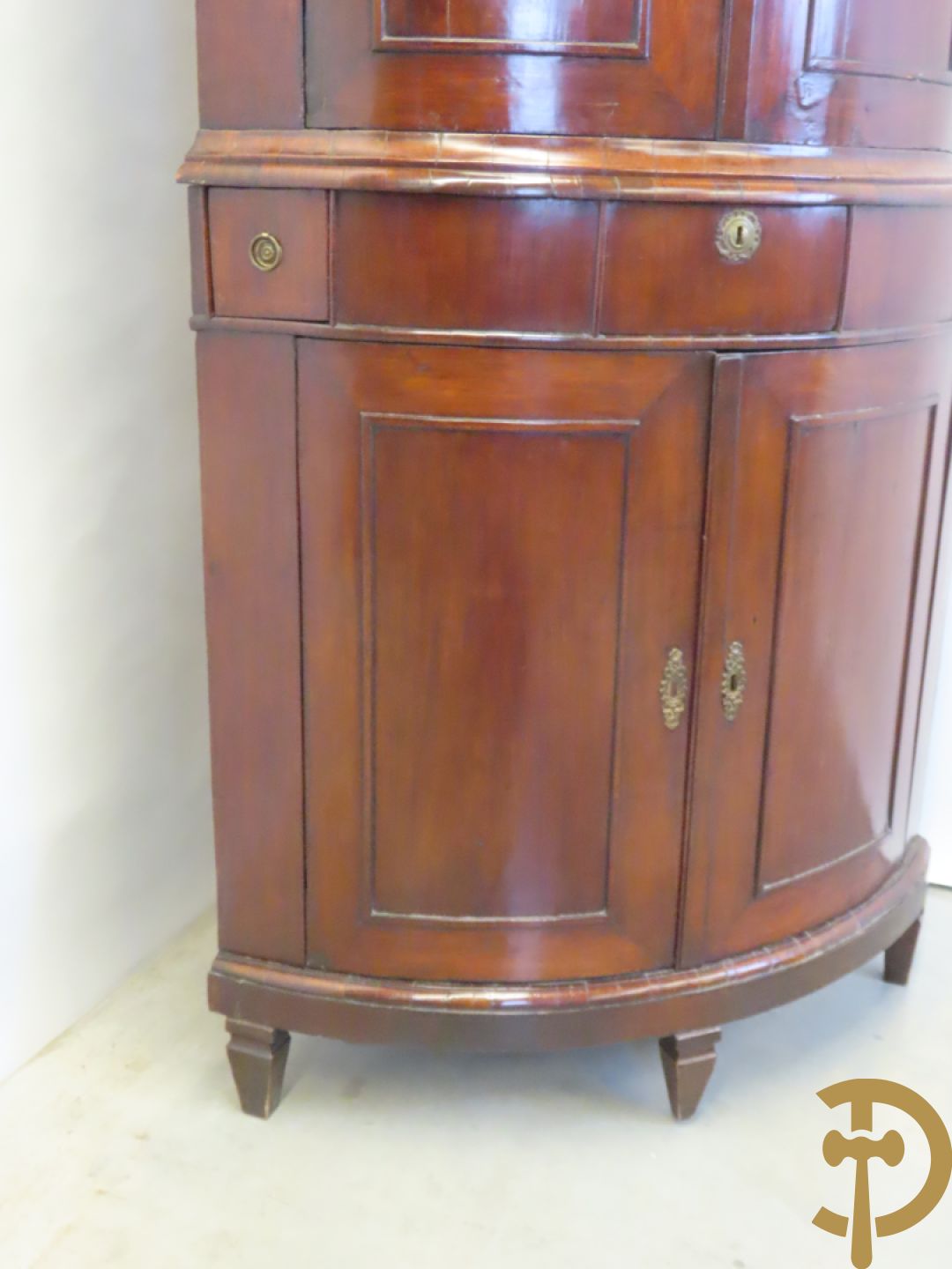 Mahoniehouten hoekkast met gebogen deuren - bovenaan met fronton en Louis XVI motieven, laat 18e