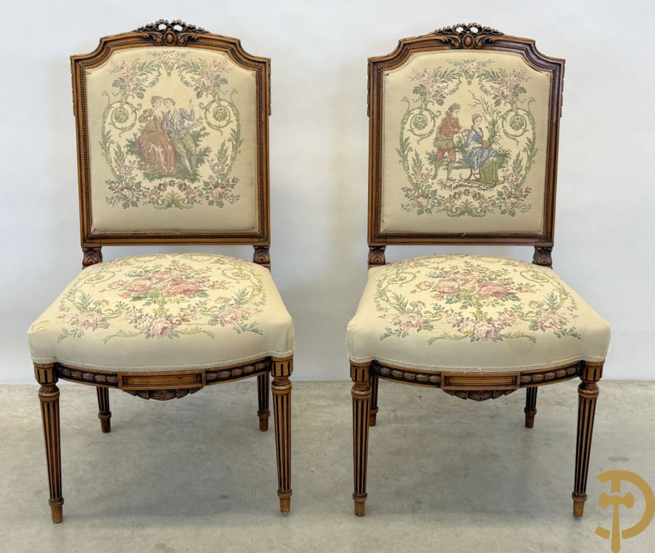 Vijfdelig notelaren Louis XVI salonensemble bestaande uit canapé, 2 armzetels en 2 stoelen