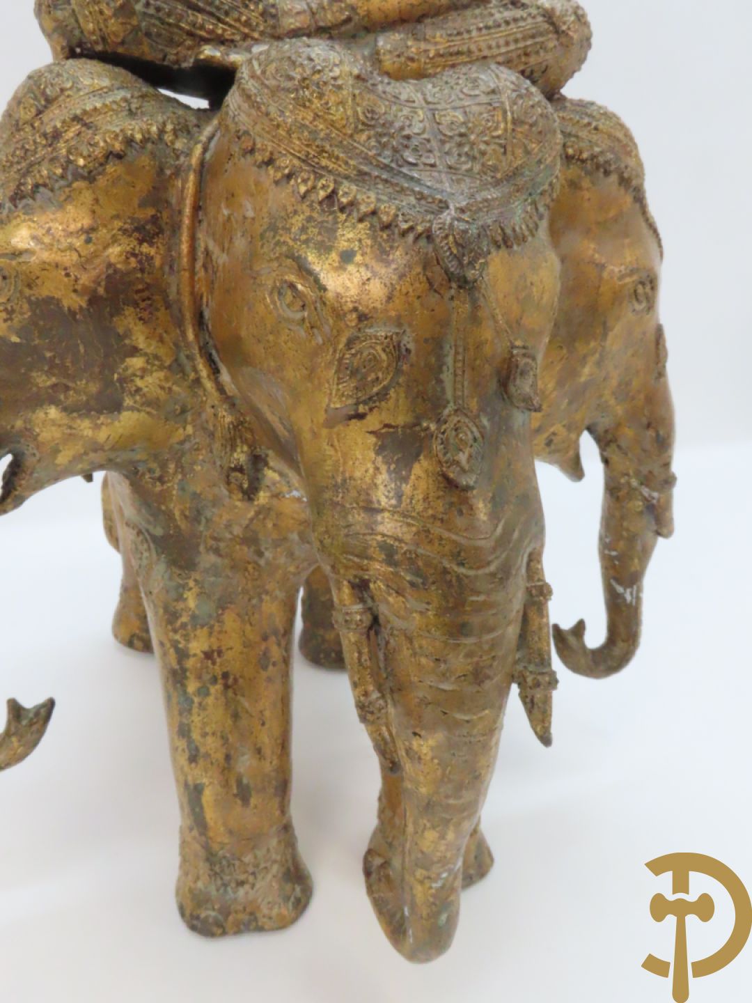 Orientaalse kopersculptuur van driekoppige olifant met boedhisatsvat + koperen boedhistische figuur met snaarinstrument