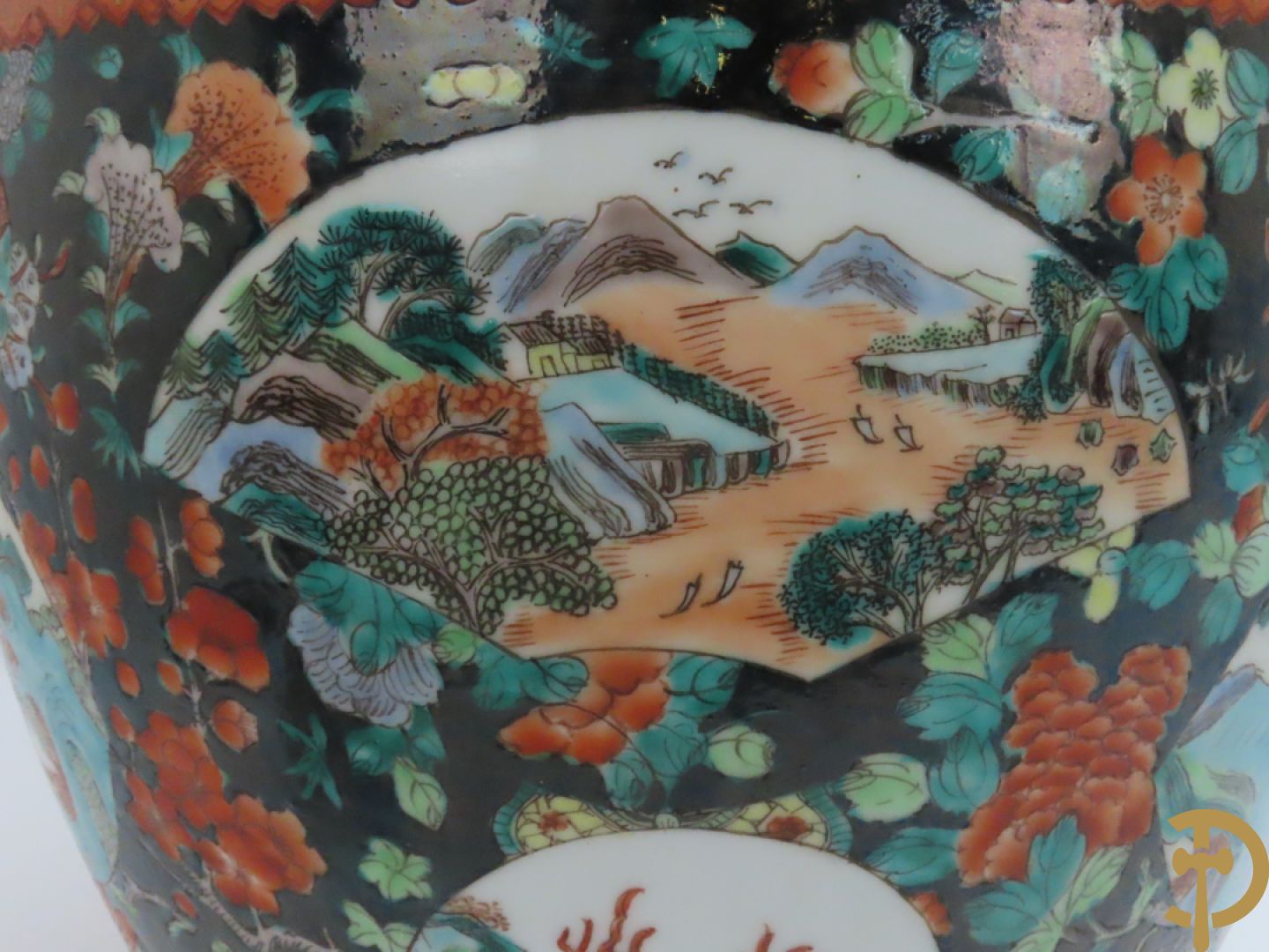 Chinese porseleinen cachepot met geanimeerd decor op zwarte fond met bloemen