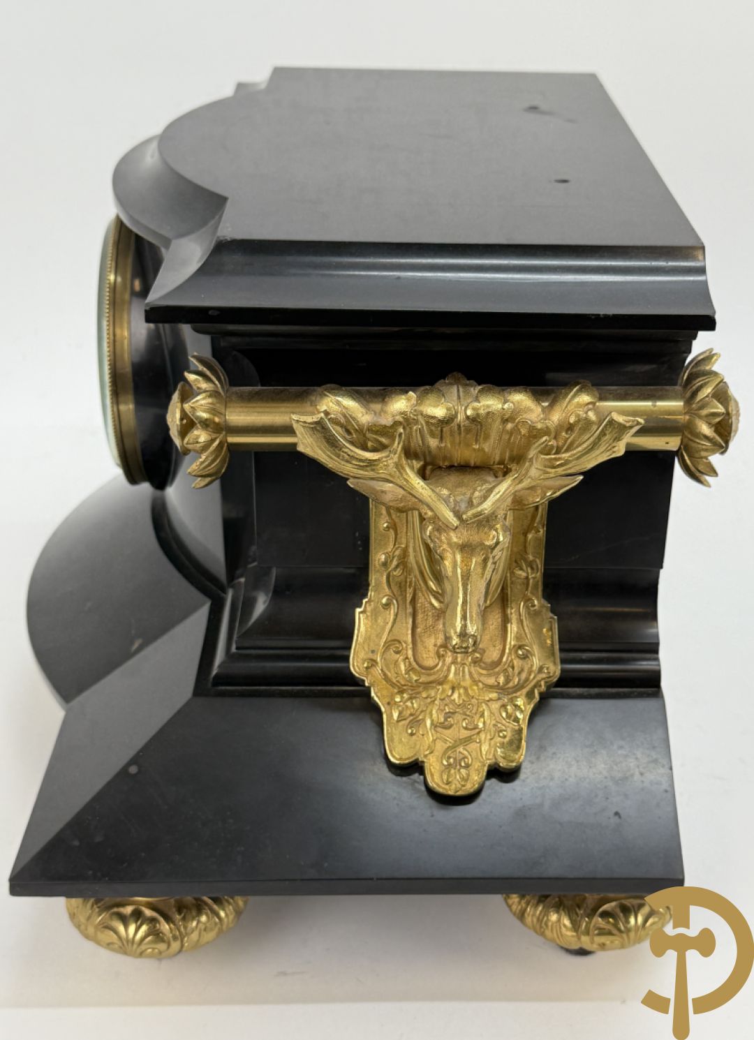 Zwart marmeren garnituur Napoleon III bestaande uit paar bronzen vuurrvergulde vijfarmige kandelaars bezet met vogels op zwarte marmeren basis met hertenkoppen + zwart marmeren middenstuk met klok bezet met hertenkoppen (zonder beeld)