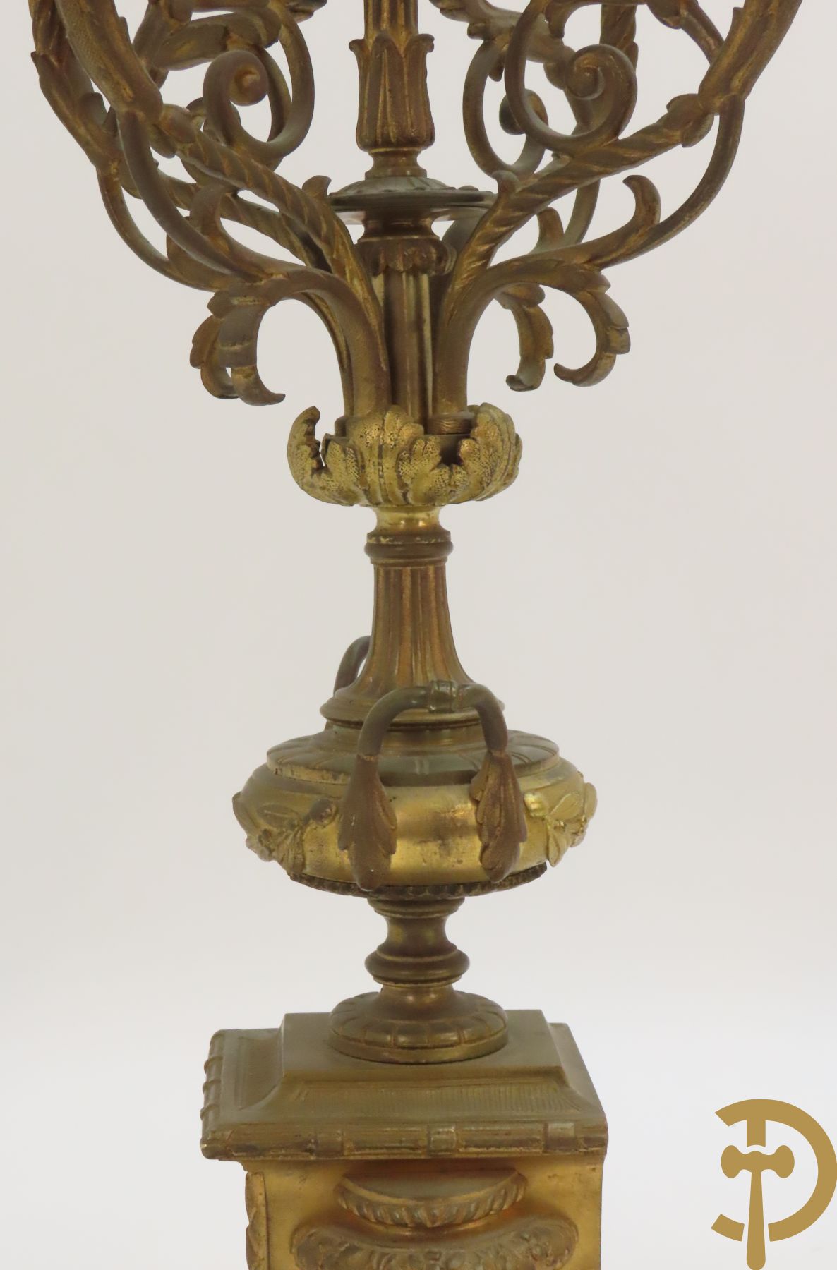 Paar bronzen kandelaars bovenaan bekroond met amfoor en pijlenkoker