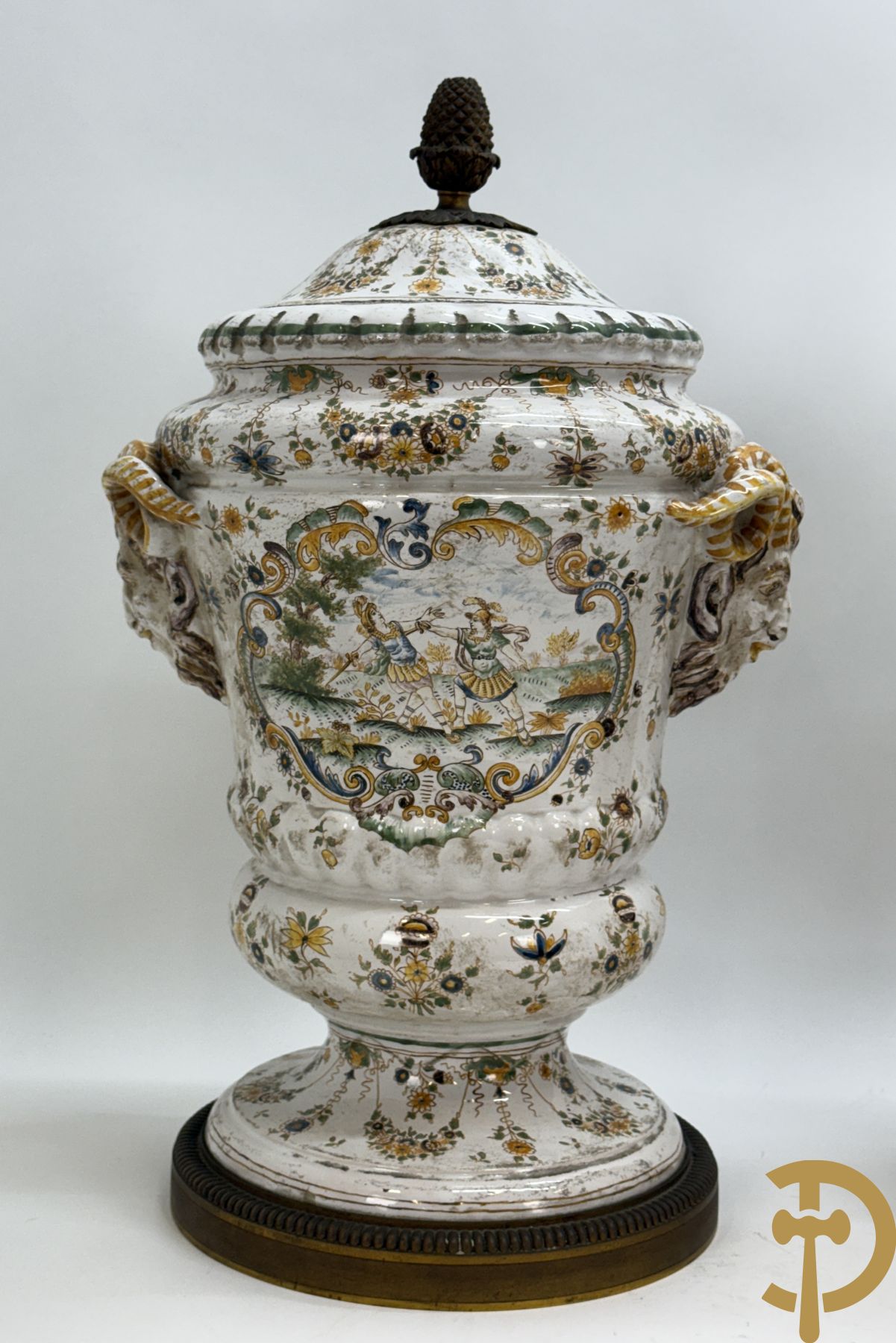 Paar Italiaanse meerkleurige dekselpotiches met geanimeerd decor en gehoornde kopen