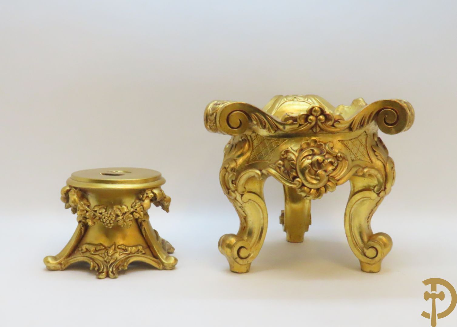 Twee vergulde sokkels met accanthusranken