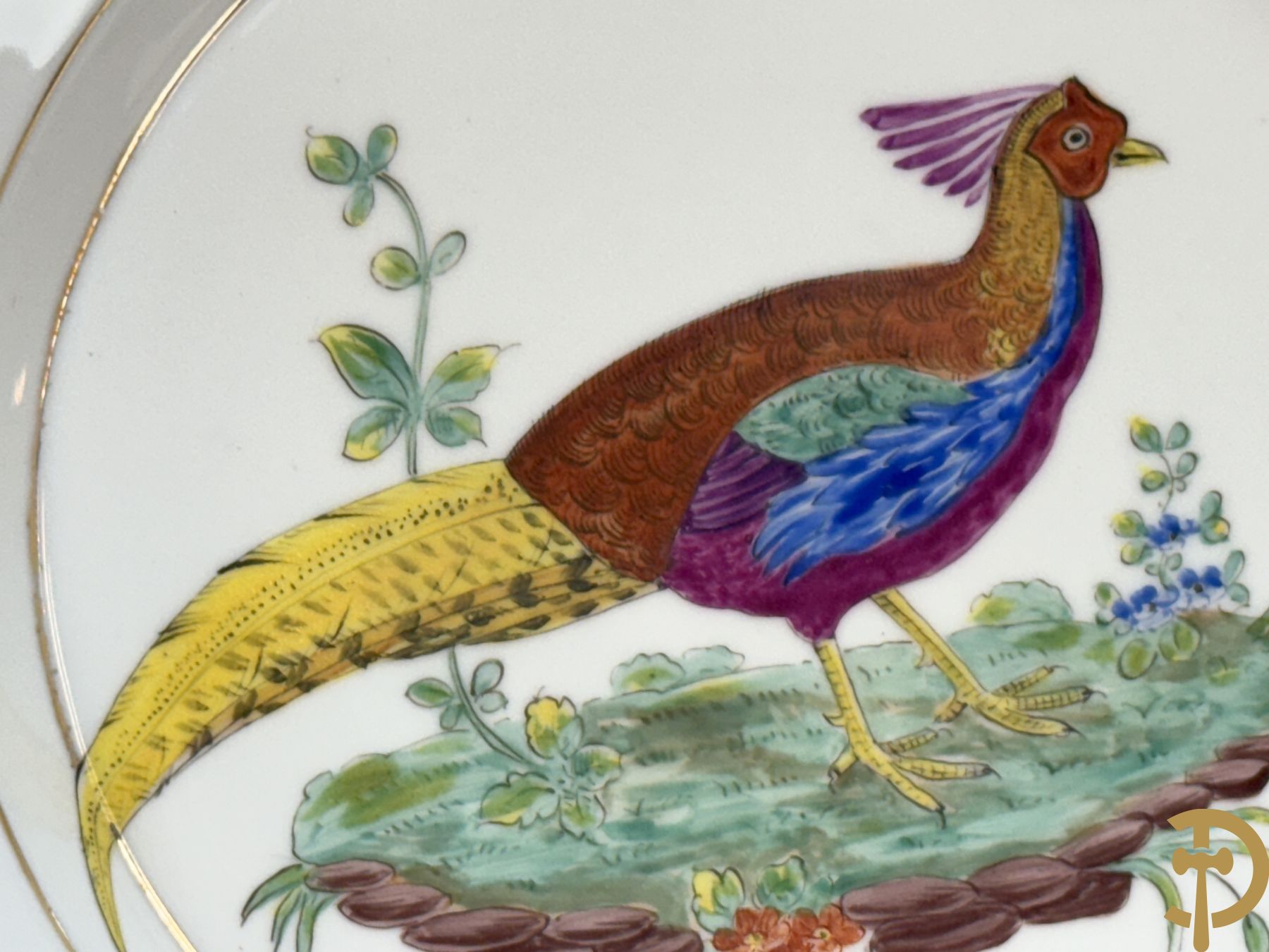 Paar handgekleurde Franse porseleinen borden met vogeldecor, 19e