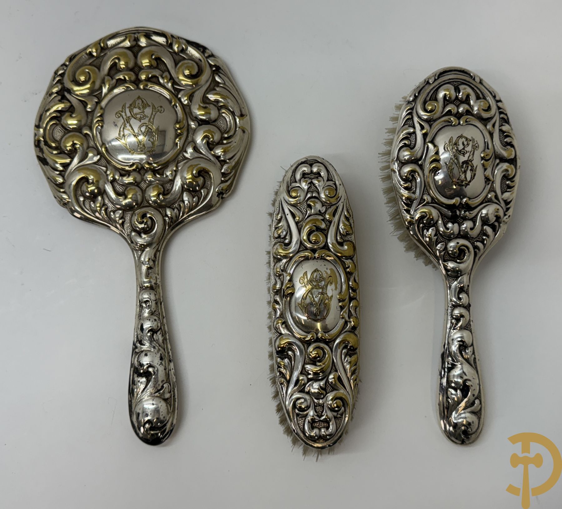 Notelaren box met bronzen ornamenten bezet + verzilverde opschikspiegel en borstelset met rocailles