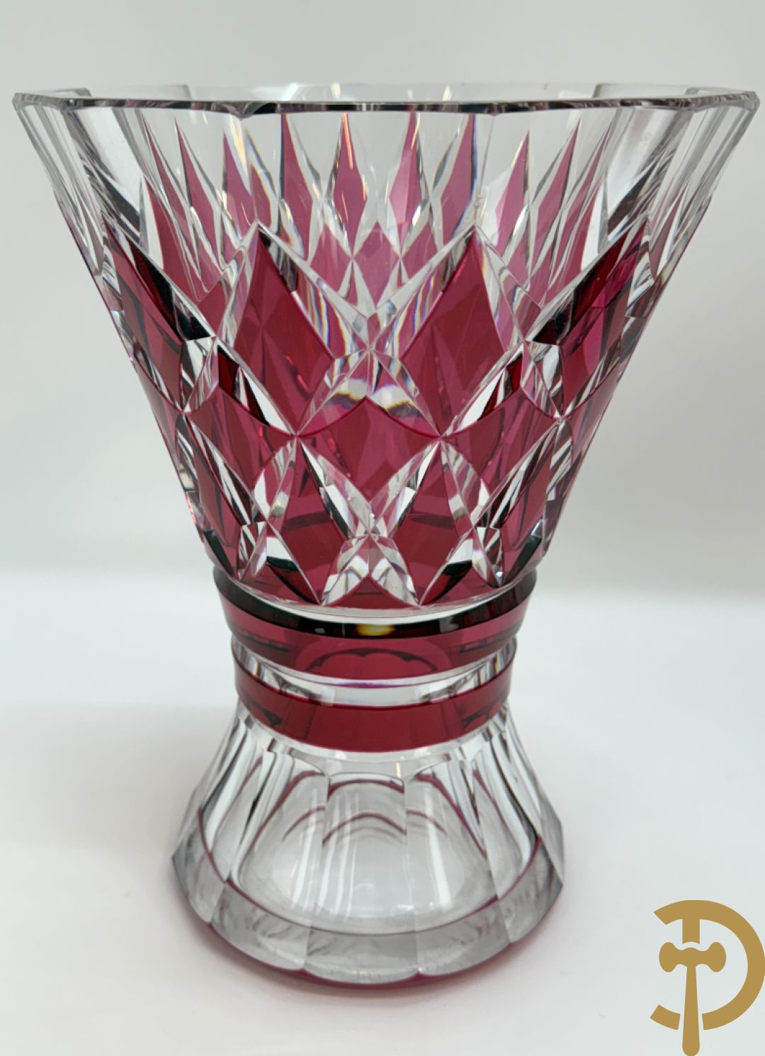 Gekleurde bolvormige kristallen handgeslepen Val-Saint-Lambert vaas, gemerkt 1197 + groene krsitallen Val-Saint-Lambert vaas + rode geslepen Val-Saint-Lambert vaas