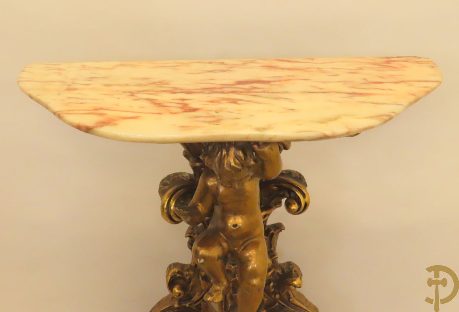 Twee vergulde consooltjes met cupido