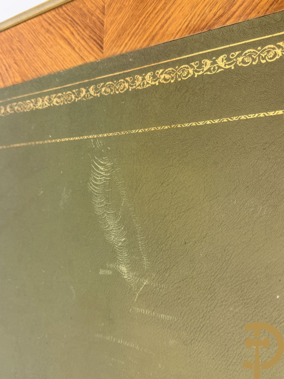 Notelaren Louis XV bureau met lederen blad, 3 lades  en bronsbeslag op voluutvormige poten