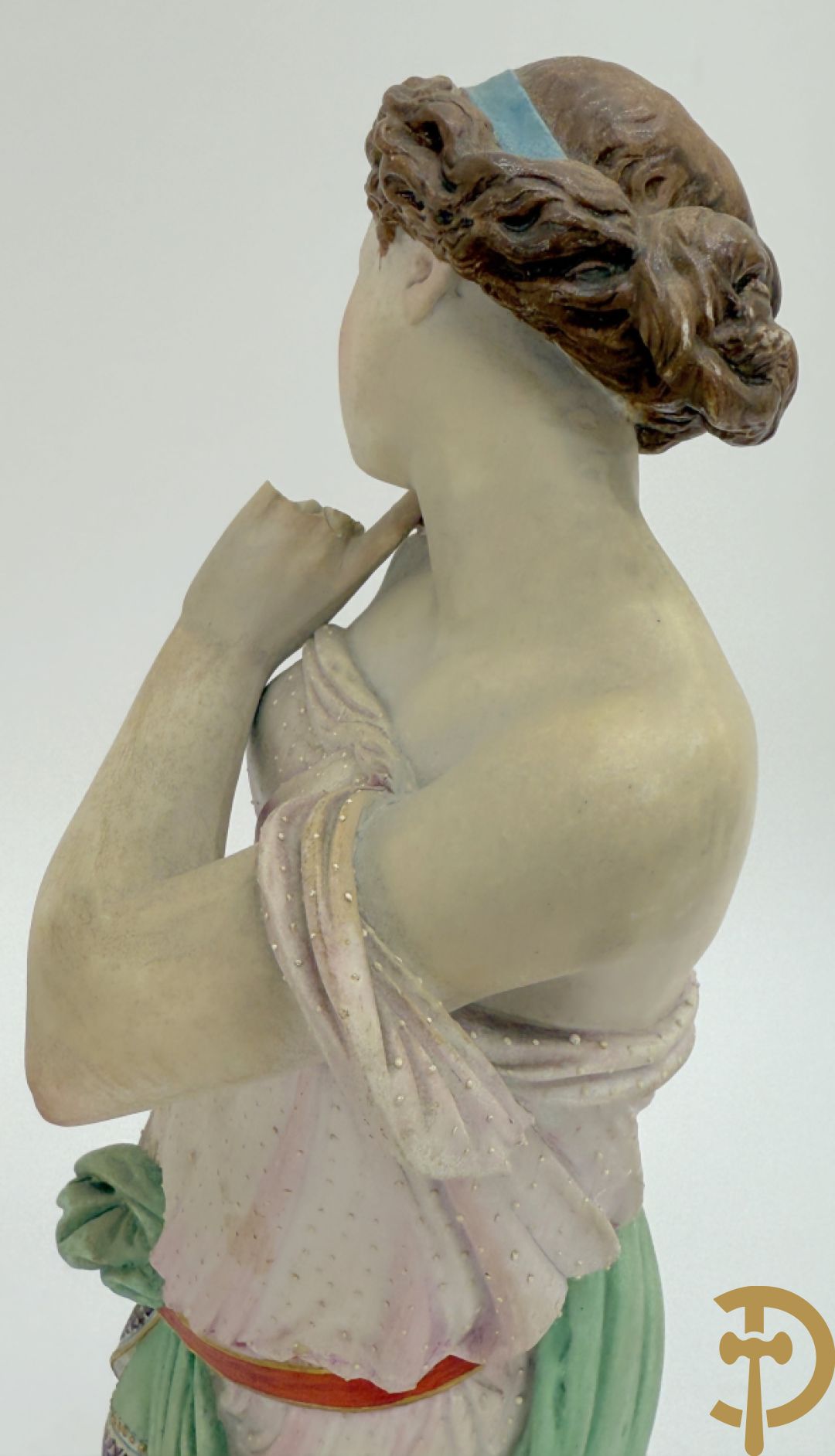 Paar Franse biscuits van elegante dame met hond en dame met bloemen op schouder