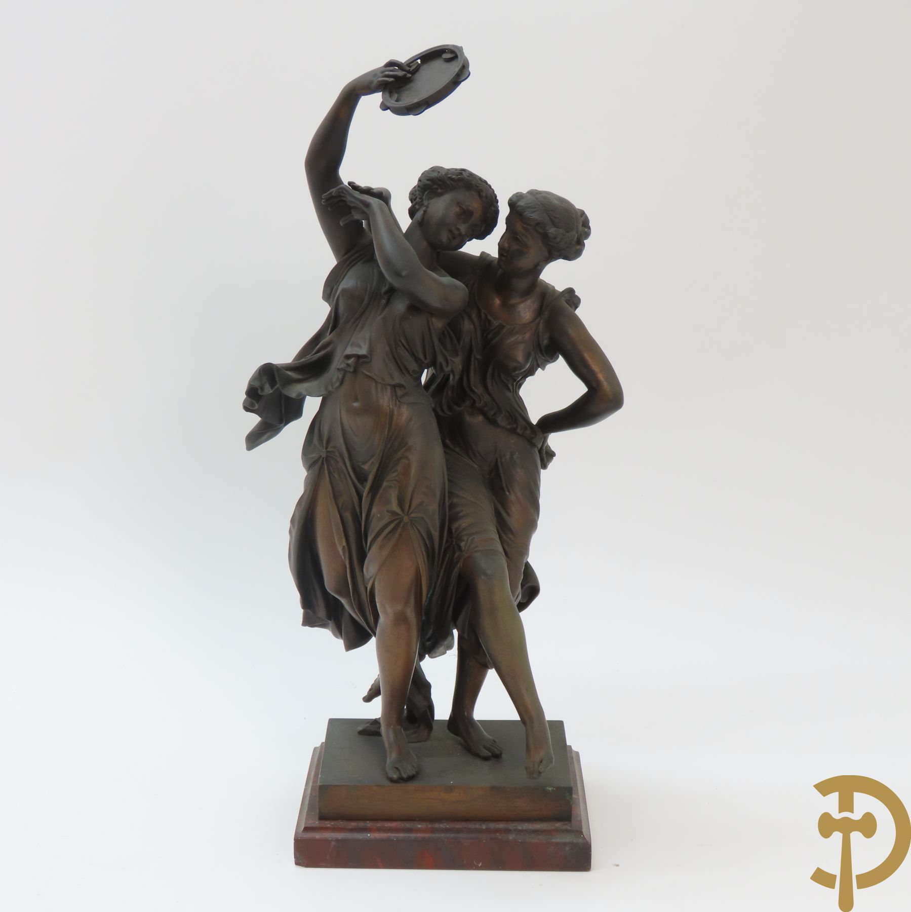 DUMAIGE get. 'Paar dansende dames met tambour' bronzen beeld op marmeren sokkel