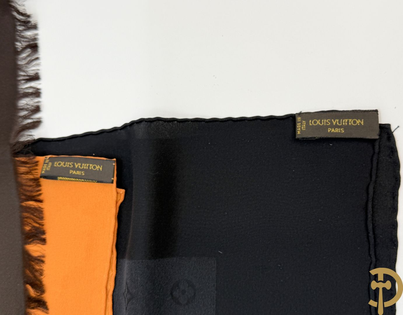 5 foulards Louis Vuitton (bruin, oranje, blauw en 2 zwarte)