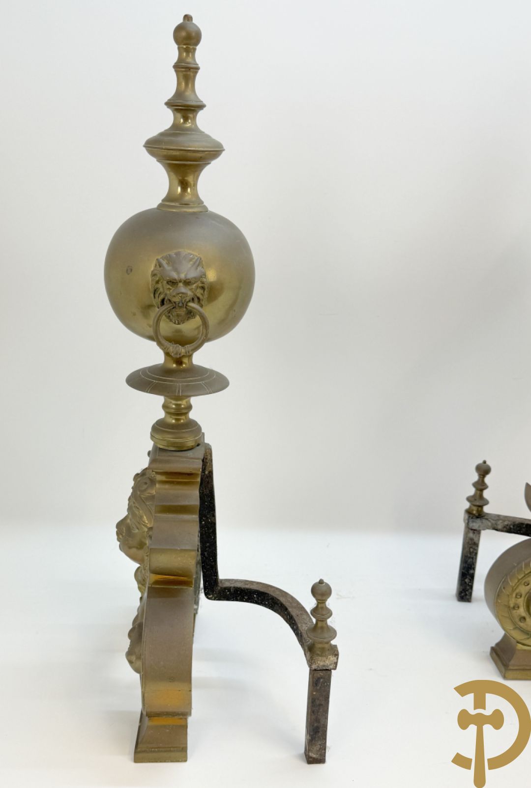 Paar Vlaamse bronzen chenets met accanthusranken en leeuwekoppen