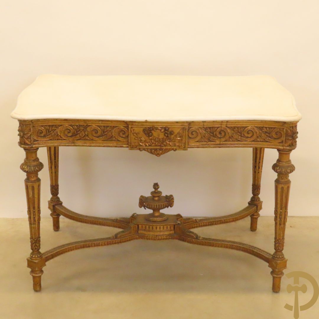 Vergulde salontafel met Louis XVI motieven op gecanneleerde poten