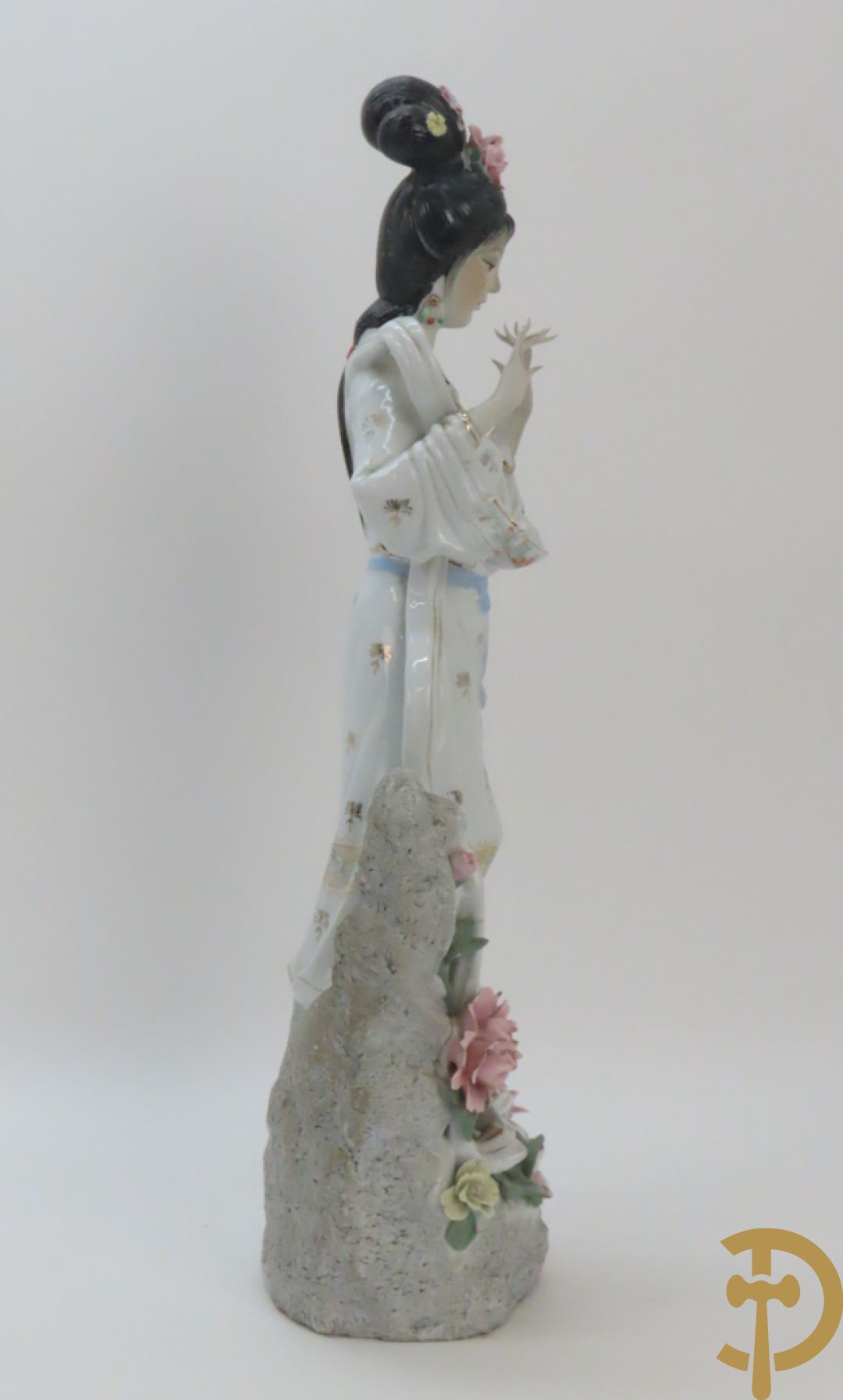 Chinese porseleinen geisha dame tussen de bloemen