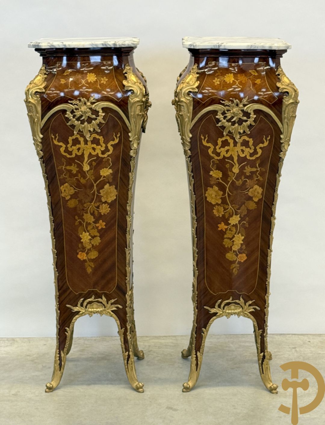 Paar notelaren gemarketteerde zuilen bezet met bronsbeslag en Louis XV motieven op voluutvormige poten - bovenaan met marmeren geaderd blad