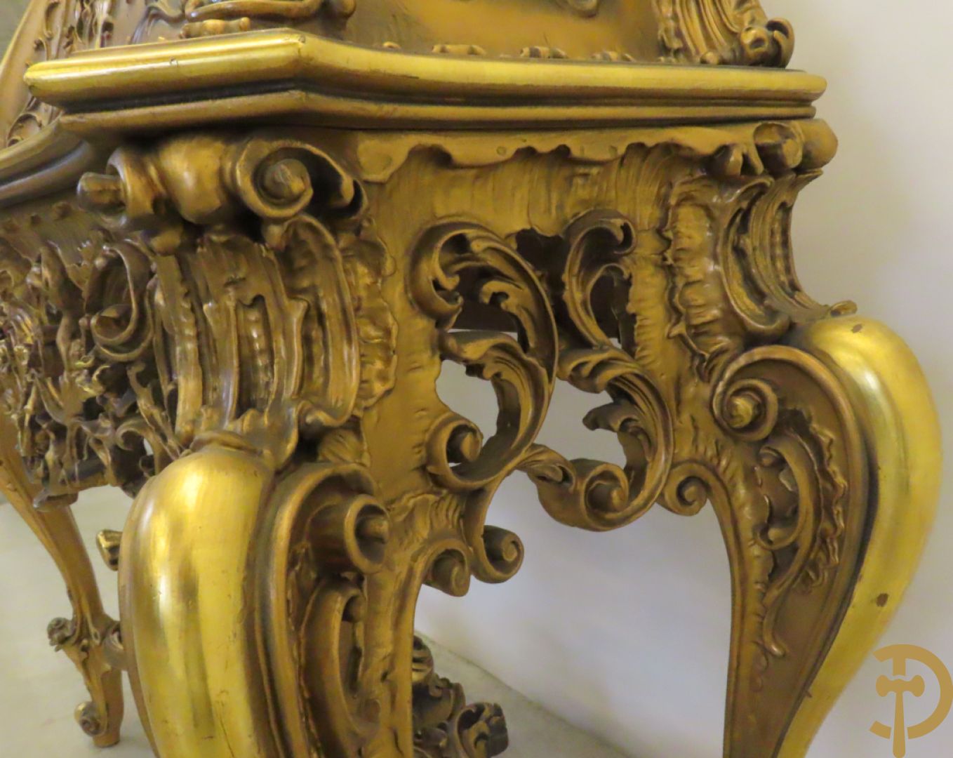 Uitzonderlijke vergulde bar met accanthusranken en bloemenmotieven op voluutvormige poten