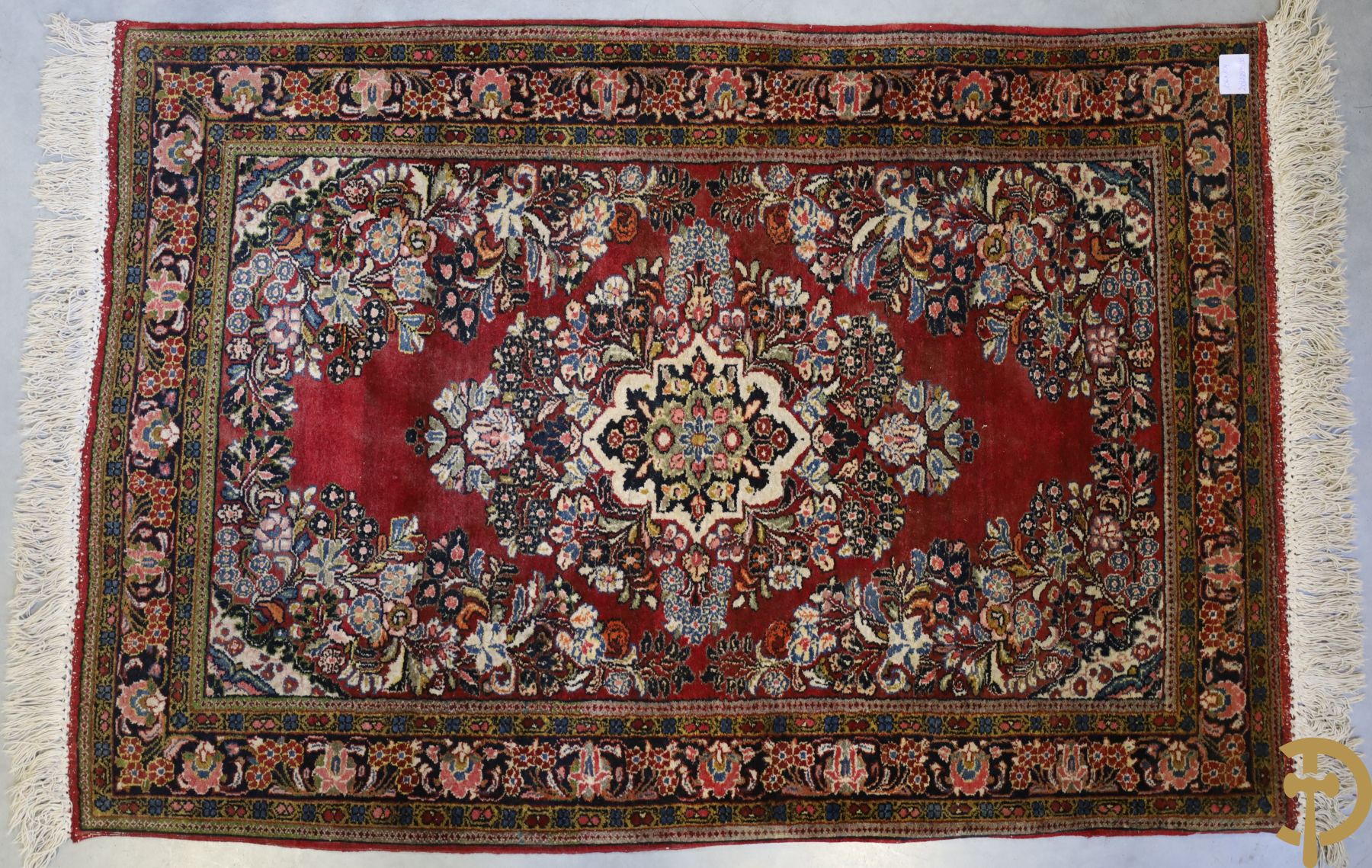 Oosters handgeknoopt tapijt met rode fond en bloementafereel