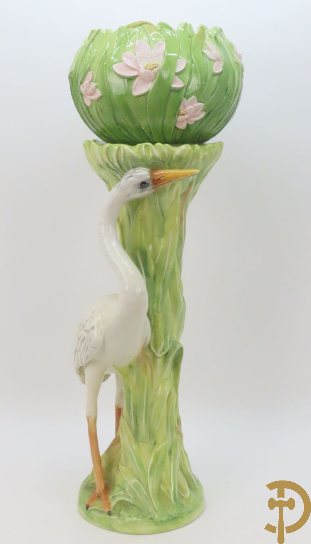 Keramieken zuil met ooievaar in het riet met cachepot erop, Italiaans, gemerkt