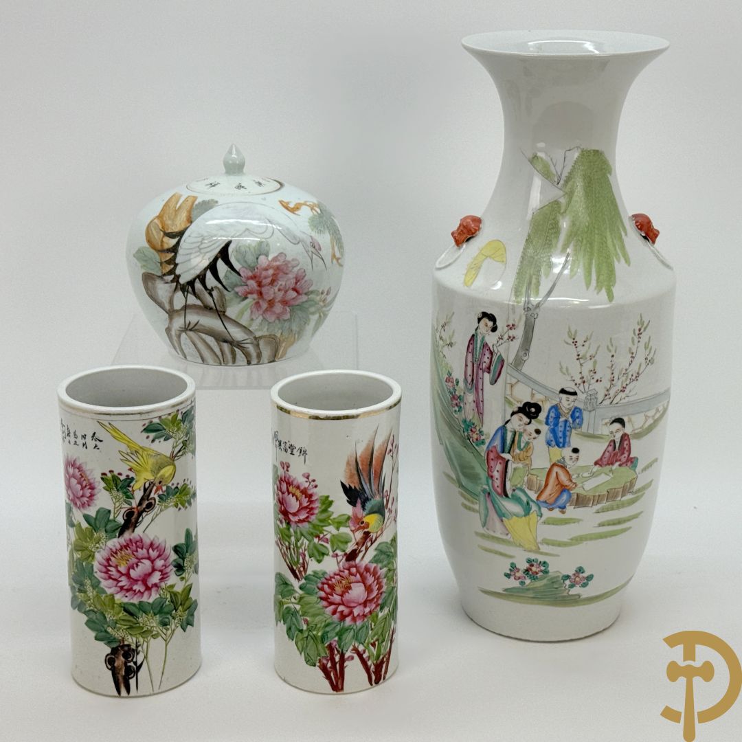 Twee rolvazen met bloemen- en vogeldecor + dekselpotiche met vogeldecor + Chinese vaas met decor van dames en kinderen