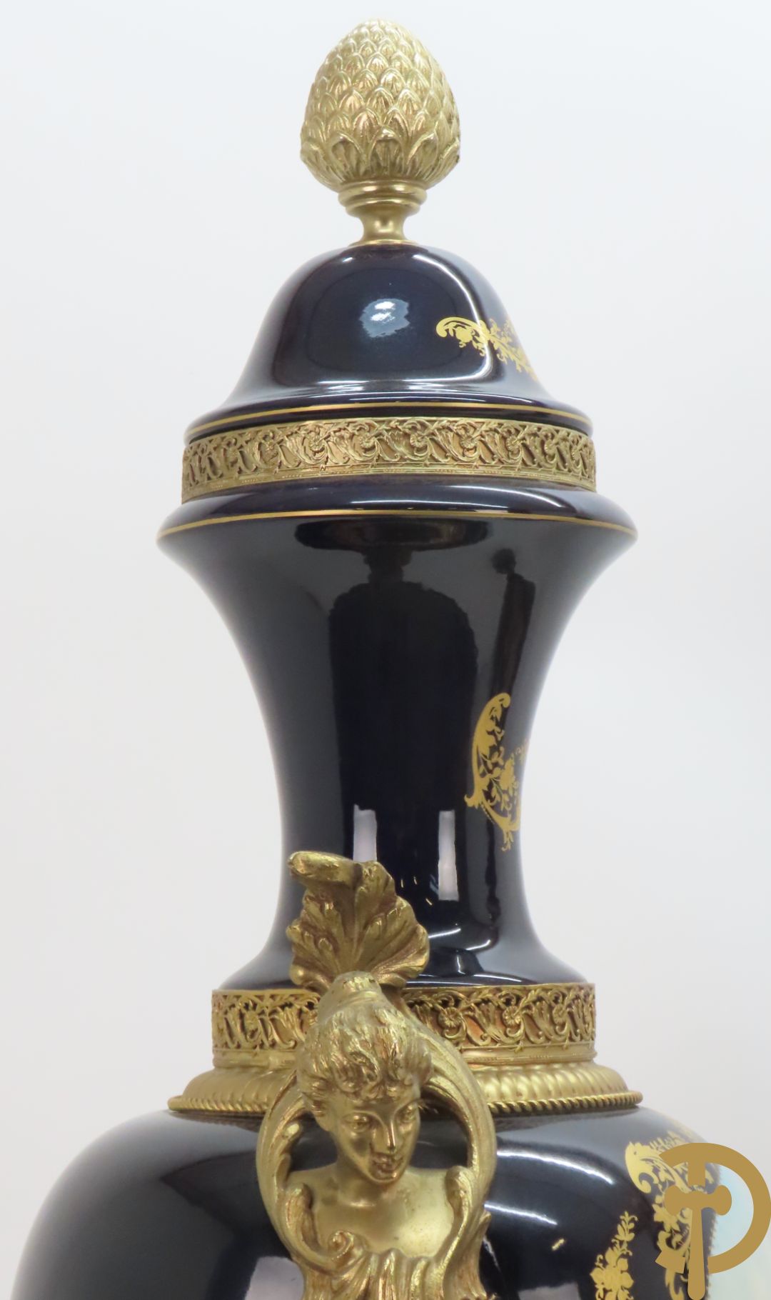 Paar Sèvres stijlvazen met geanimeerd romantisch decor, zijdelings bezet met bronzen medusahoofden, Rouly getekend