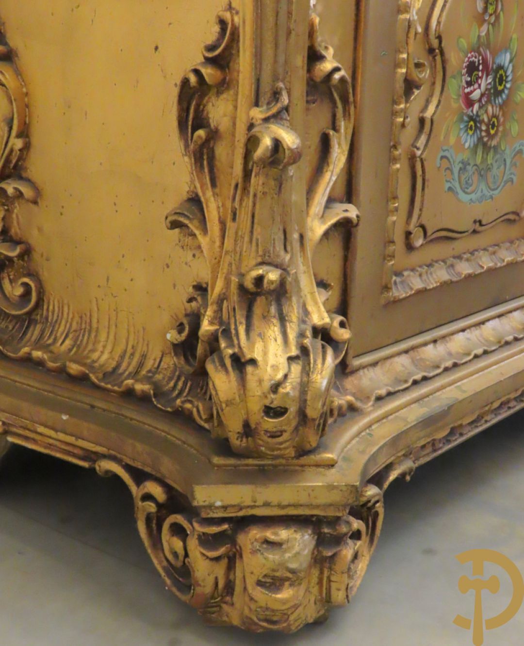 Uitzonderlijke vergulde Louis XV eetkamer bestaande uit vijfdeursdressoir met voluutvormige accanthusranken en rocailles, beschilderd met bloemenmotieven en centraal tafererel met hoornen des overvloeds + bijhorende spiegel vergulde tafel op voluutvormige poten met zes bijhorende stoelen + vitrine met accanthusranken en centrale deur, op voluutvormige poten