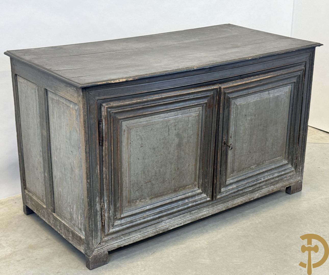 Gepatineerde tweedeursdresse met afgestoken panelen