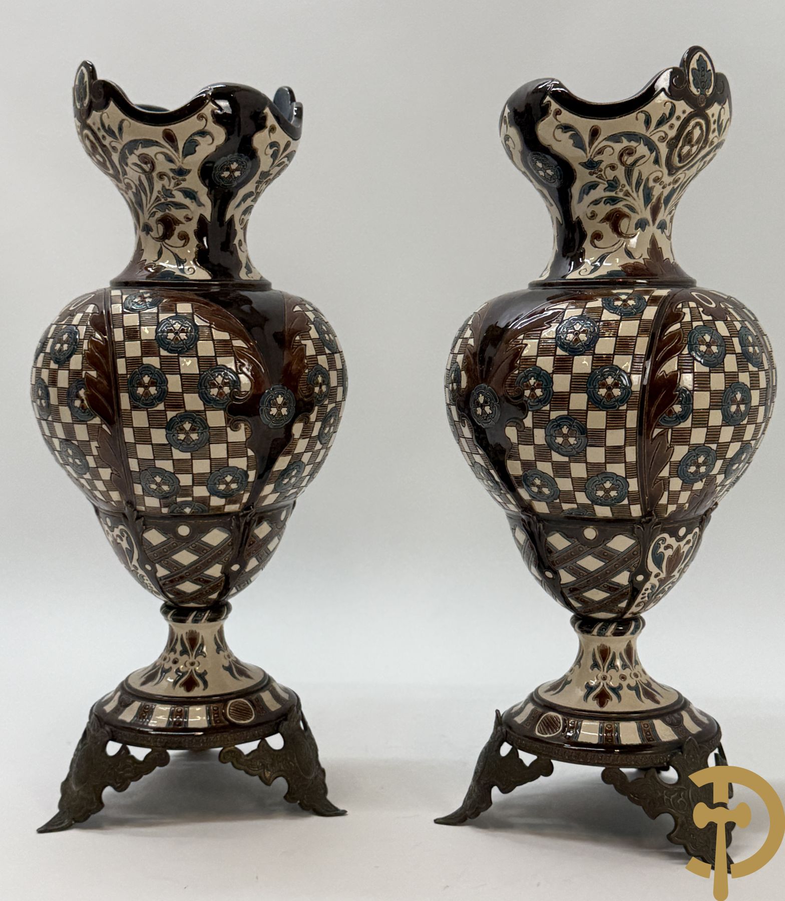 Paar meerkleurige vazen in Oostenrijkse faience met bloemendecor op koperen voet, Gerbing & Stephan, begin 1900