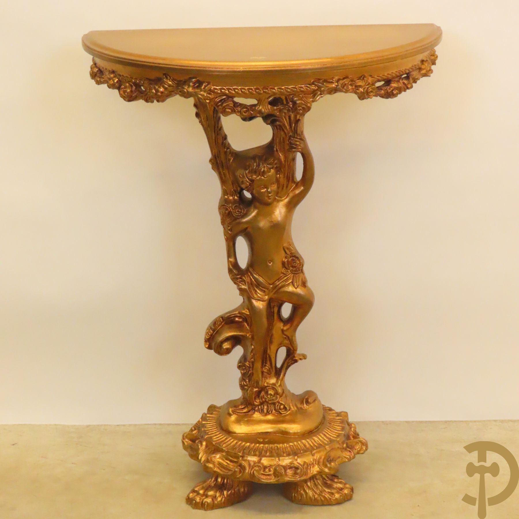 Vergulde halve maanvormige console gedragen door cupido op klauwepoten
