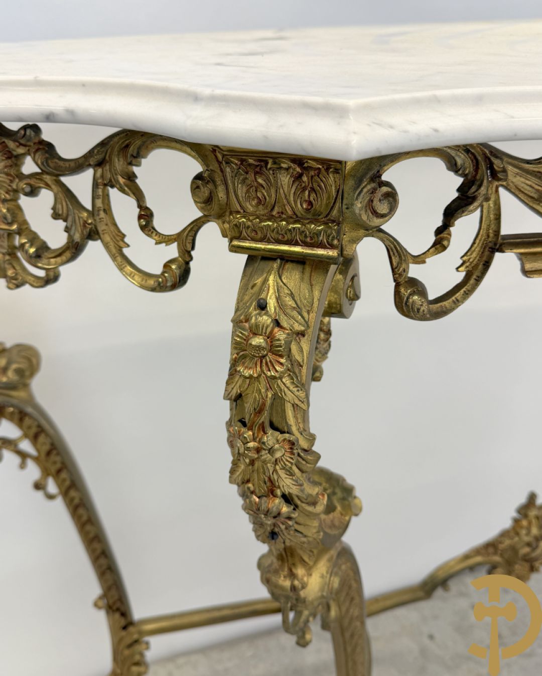 Koperen sierconsole Louis XV stijl met wit marmeren blad op 4 voluutvormige poten + bijhorende spiegel