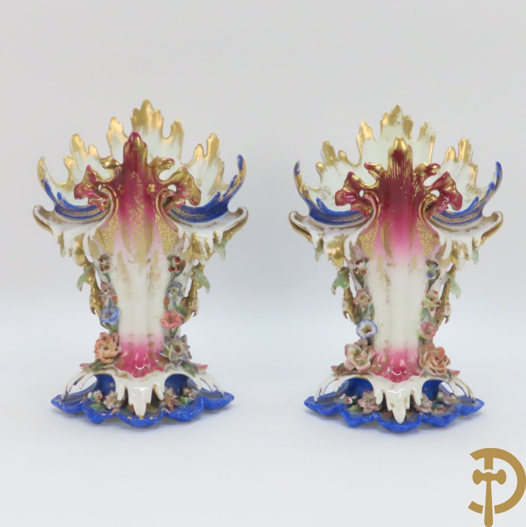 Paar Vieux Paris cornetvazen met rocailles, 19e