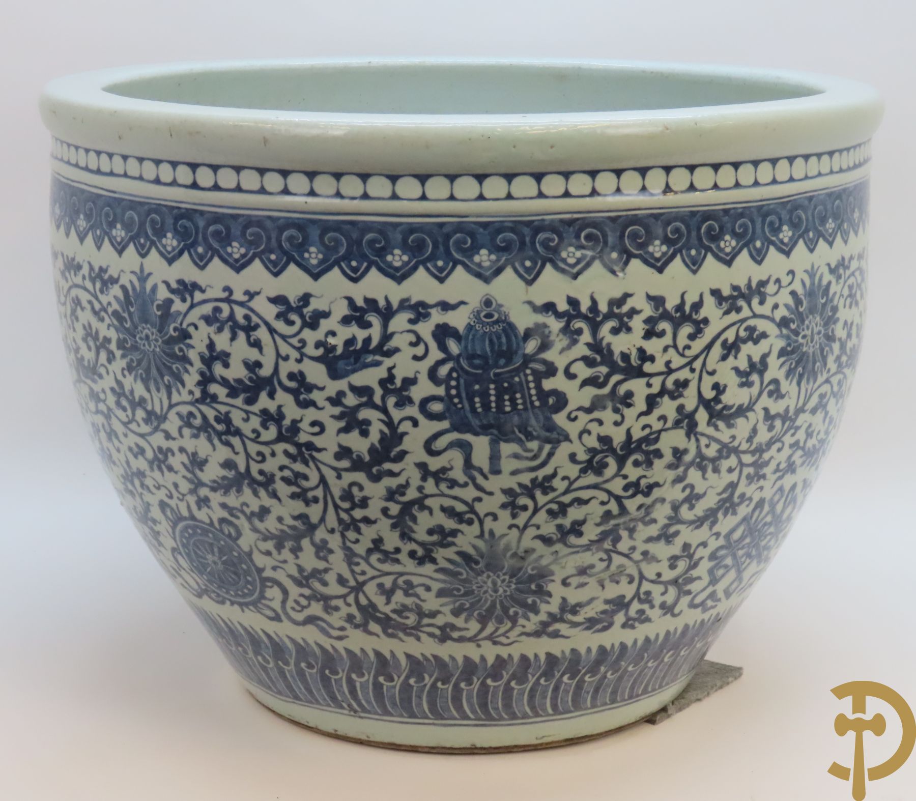 Chinese porseleinen blauw - witte viskom of grote cachepot met lotusslingers, Qian Long 19e