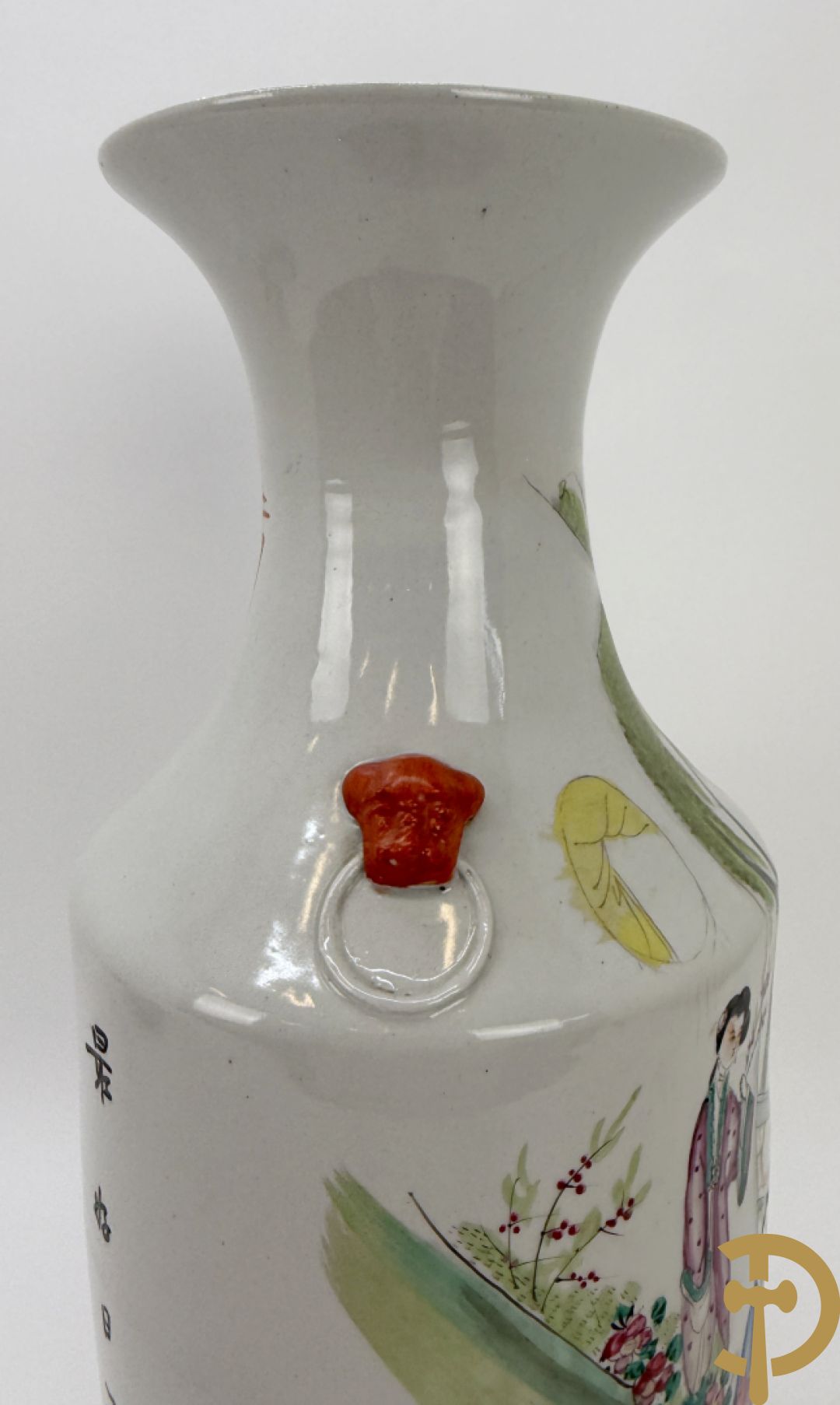 Twee rolvazen met bloemen- en vogeldecor + dekselpotiche met vogeldecor + Chinese vaas met decor van dames en kinderen