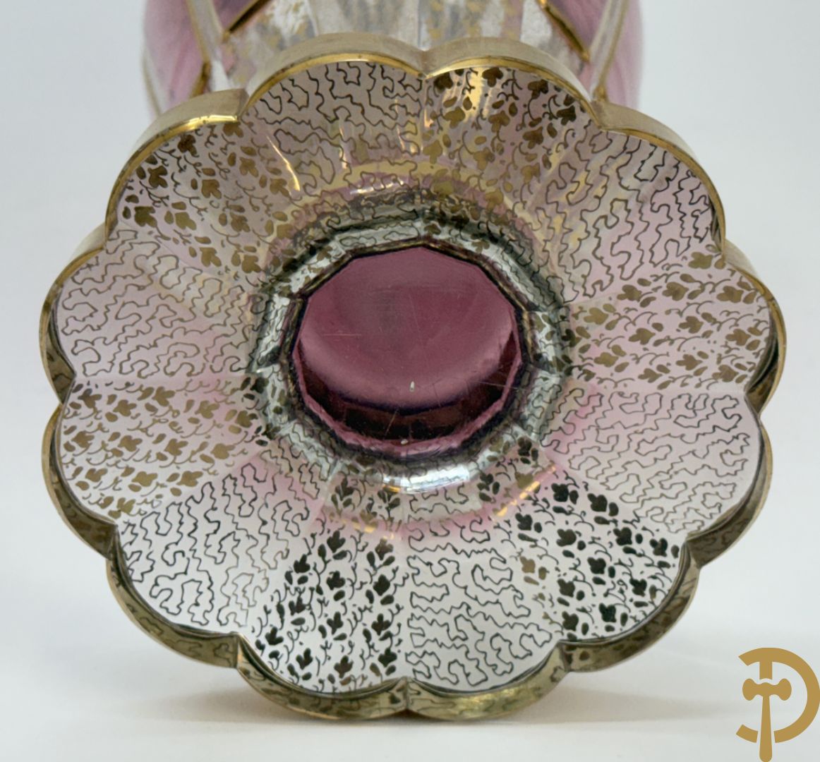 Gelobde kristallen vaas met gouddecor