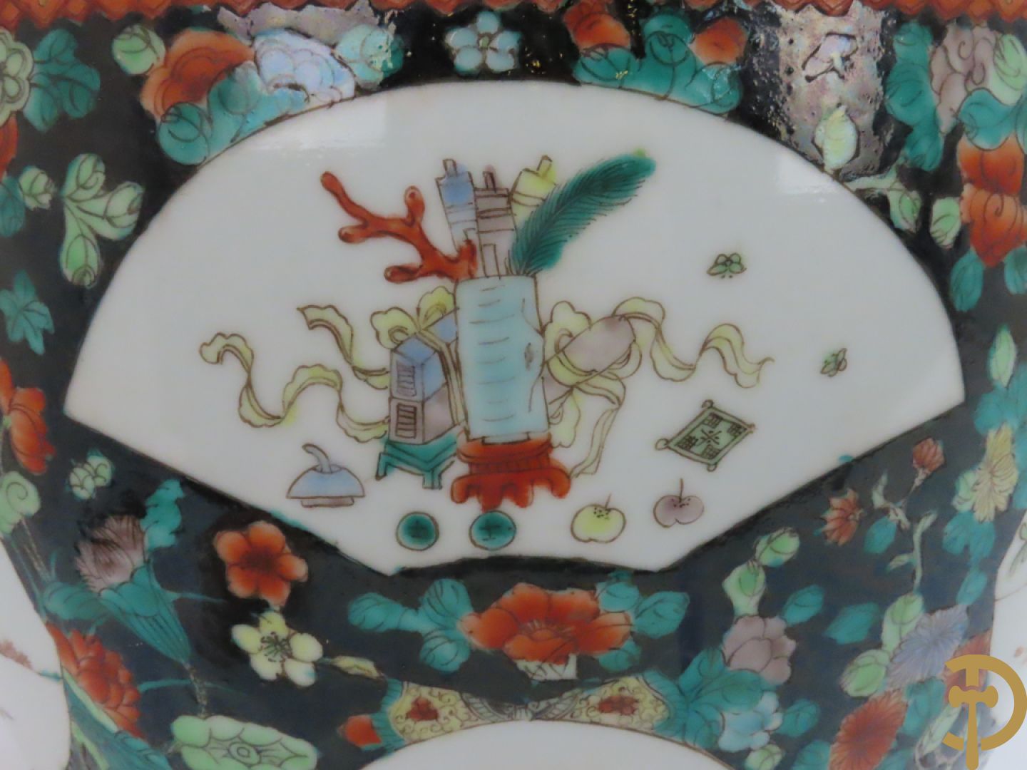 Chinese porseleinen cachepot met geanimeerd decor op zwarte fond met bloemen