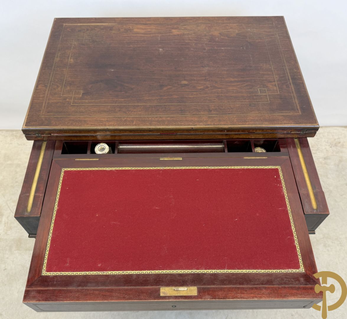 Openklapbare speeltafel en ingewerkt schrijfbureau met koperinlegwerk