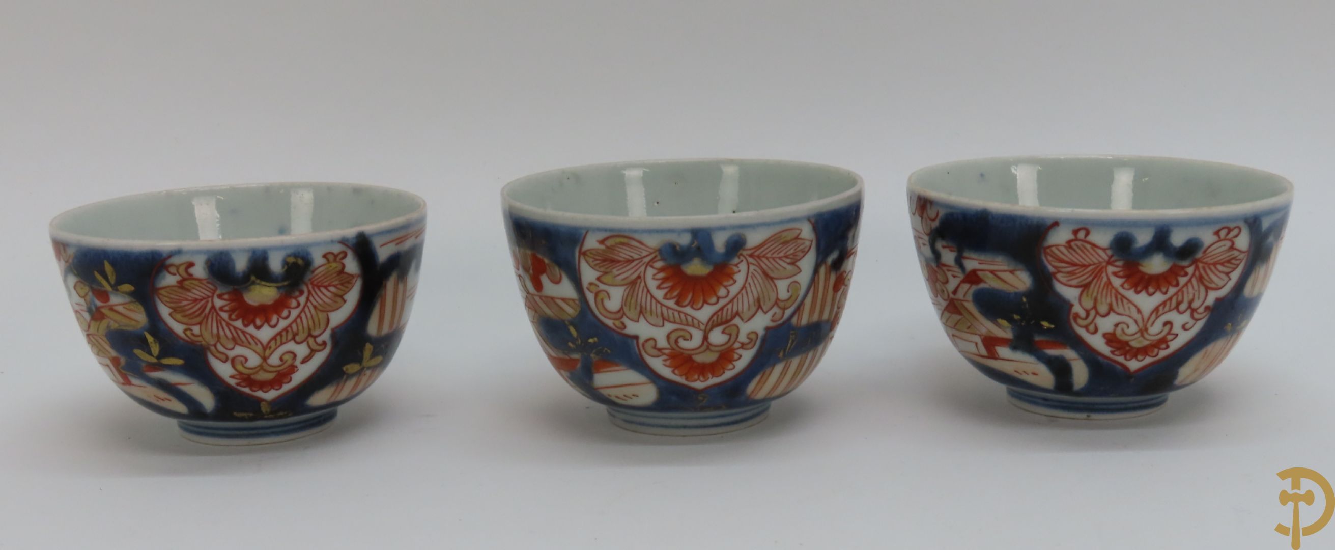 Japanse Imari olie- en azijnfles + 5 Imari kopjes en 3 schoteltjes + Kendi