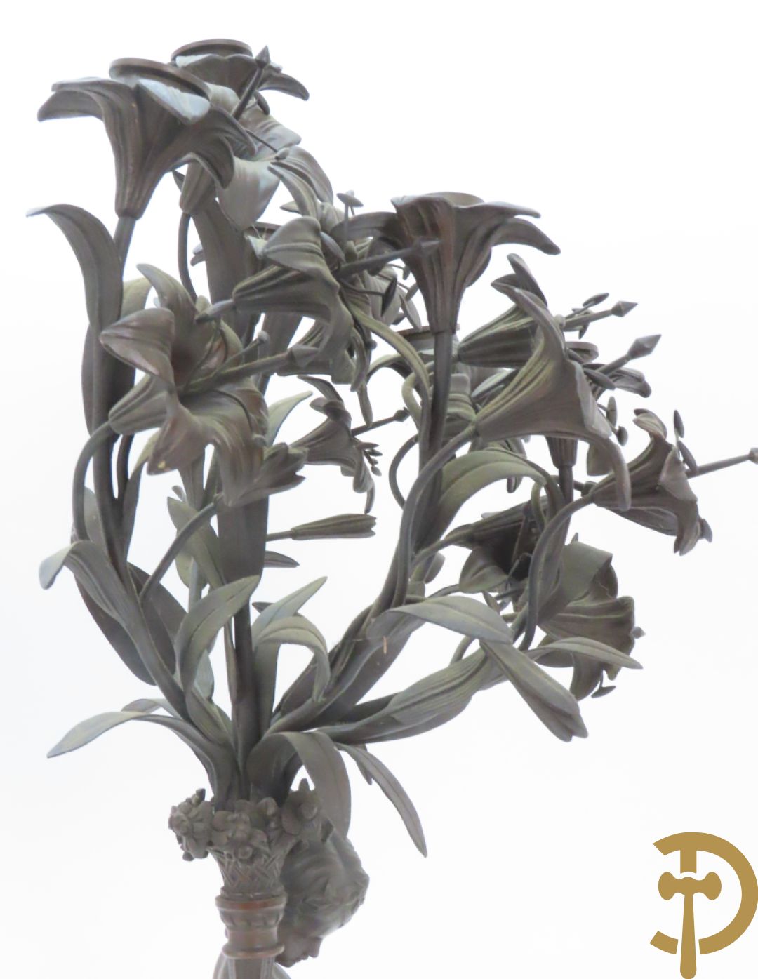 CLODION getekend - Paar elegante bronzen dames met tambour en fruit, geflankeerde door jonge faune, op marmeren klokstel - opgebouwd als garnituur met 2 kandelaars met bronzen kindjes dragende een toorts met bloemen en kaarsen