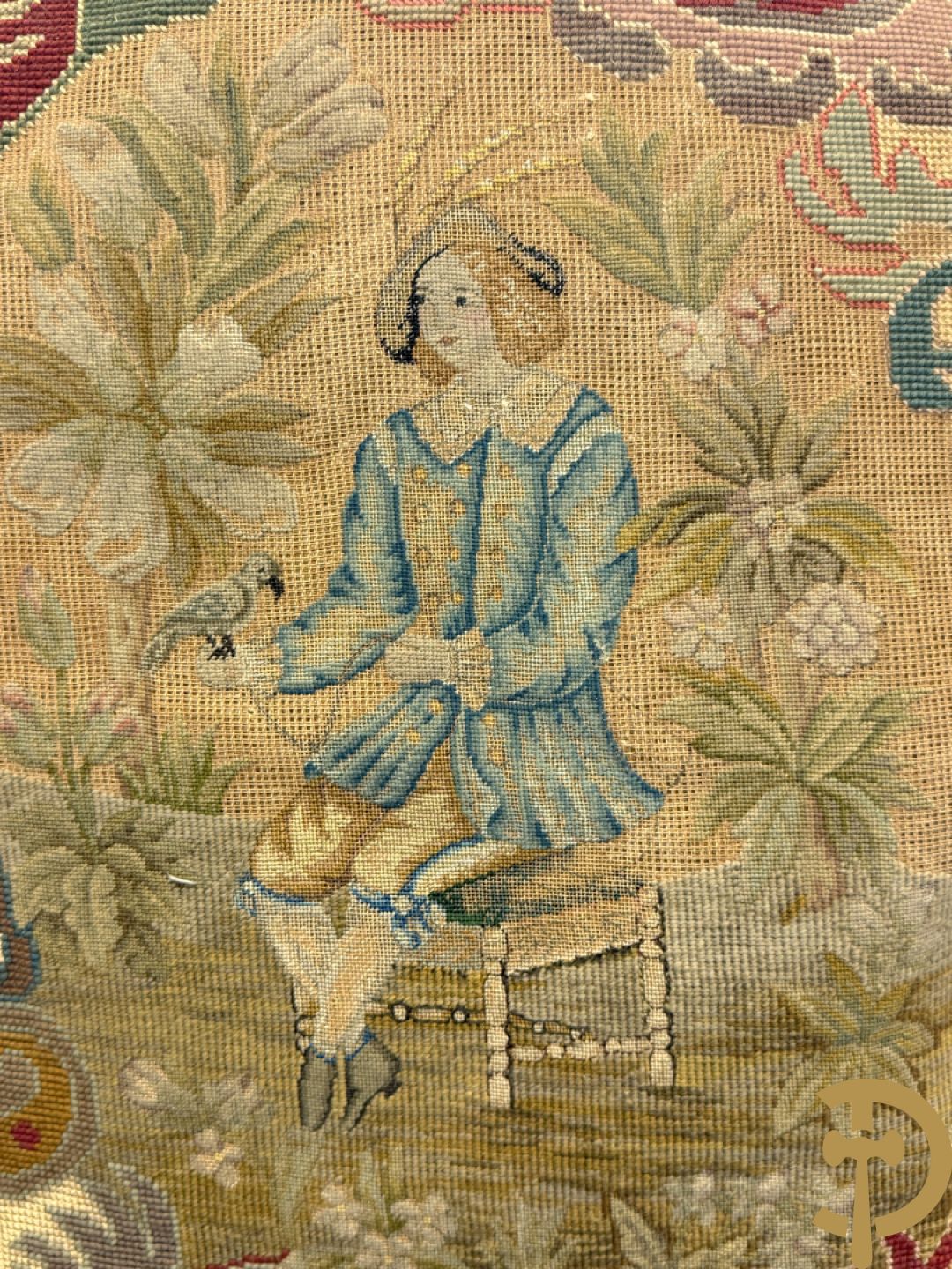 Vier vergulde Louis XIV kasteelarmzetels met geanimeerde scènes in petit points, 19e