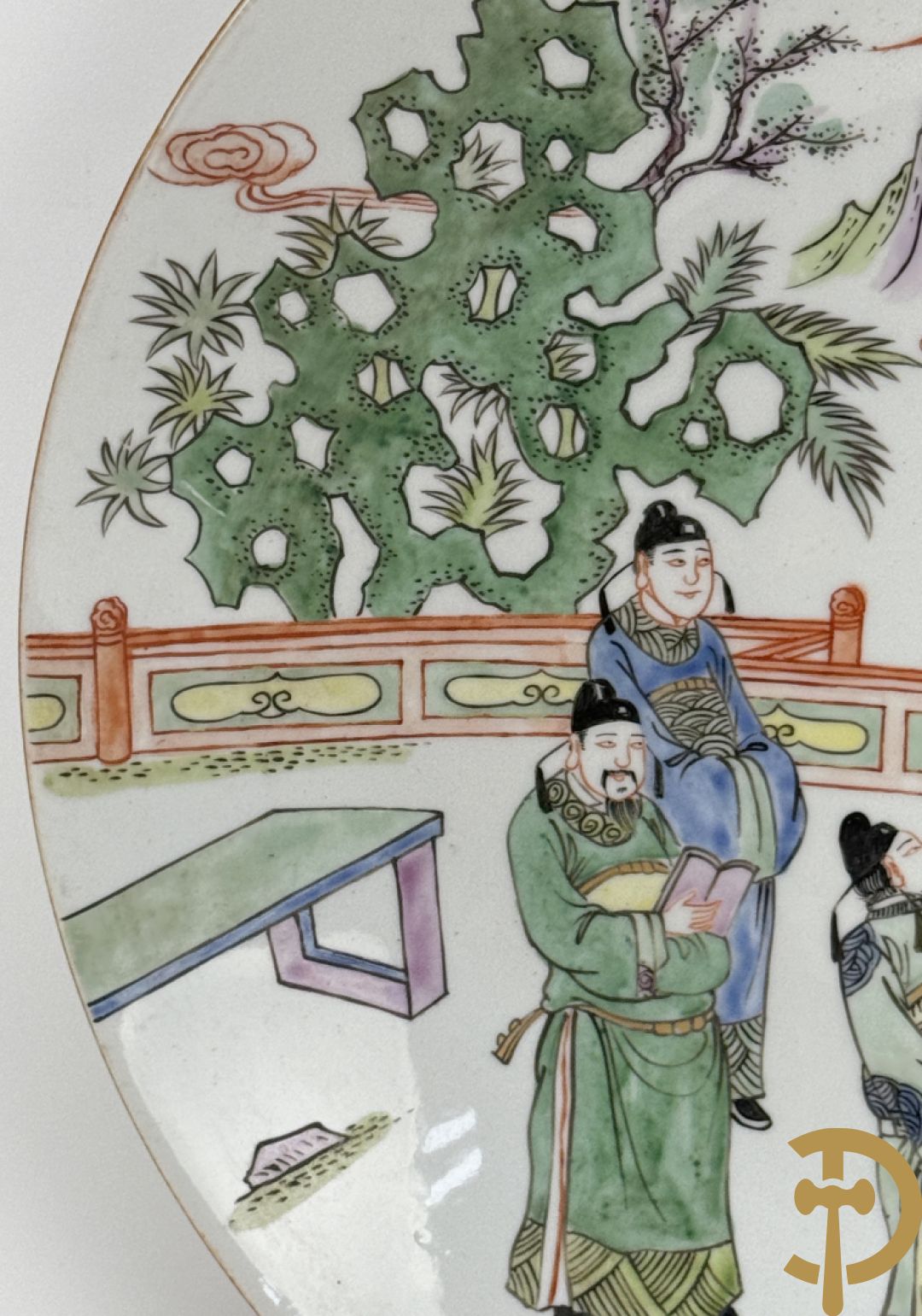 Porseleinen Chinese schotel met decor van wijsgeren in landschap