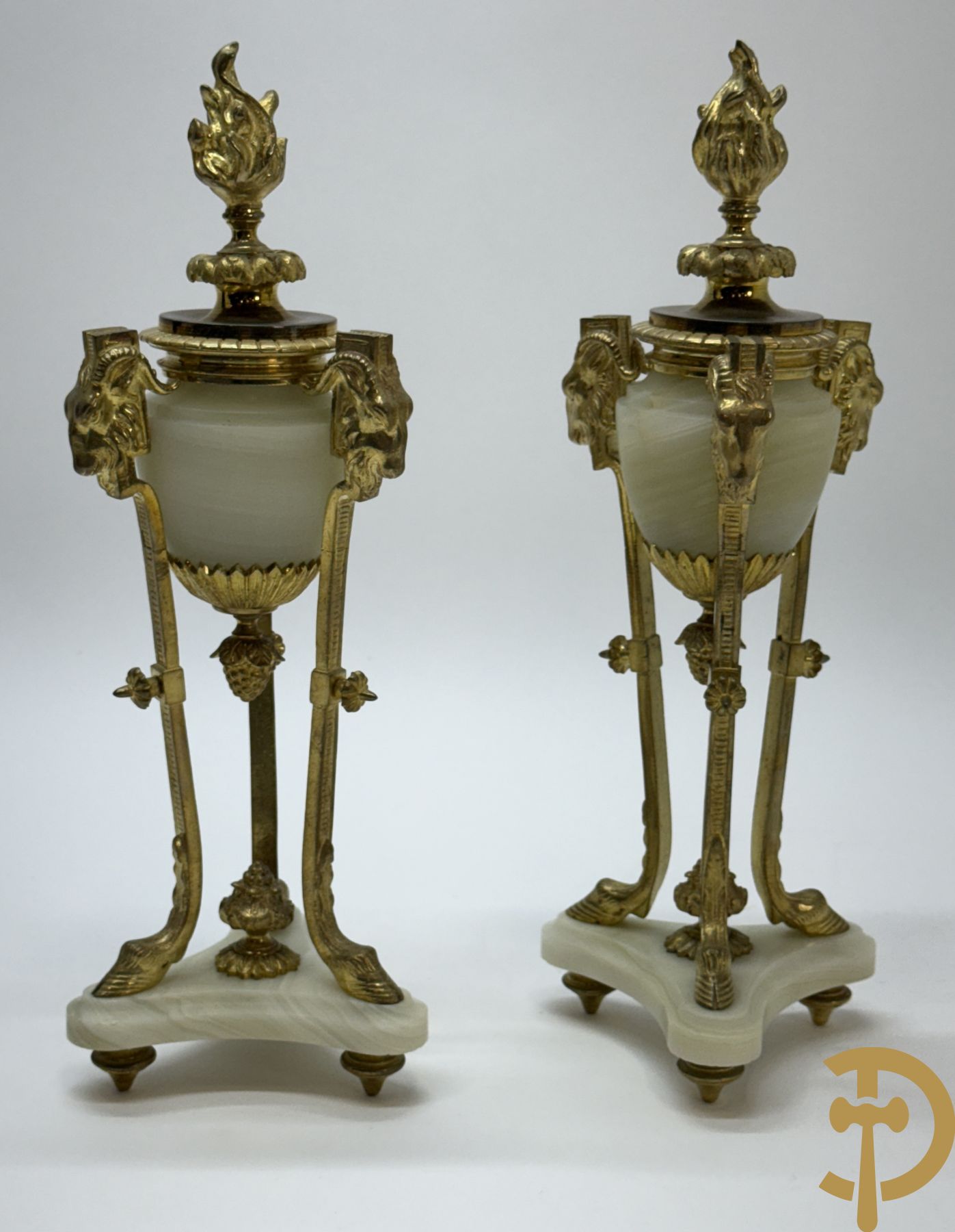 Paar vuurvergulde bronzen cassolettes met onix bezet met bokkepootjes en ramskoppen, bovenaan met flambeau