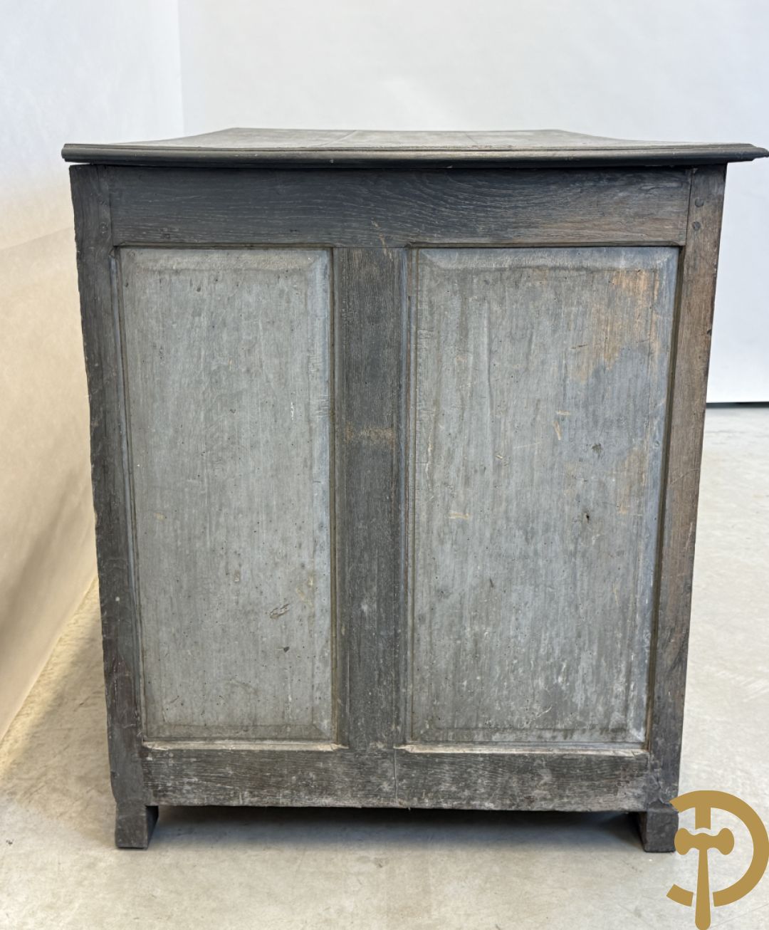 Gepatineerde tweedeursdresse met afgestoken panelen