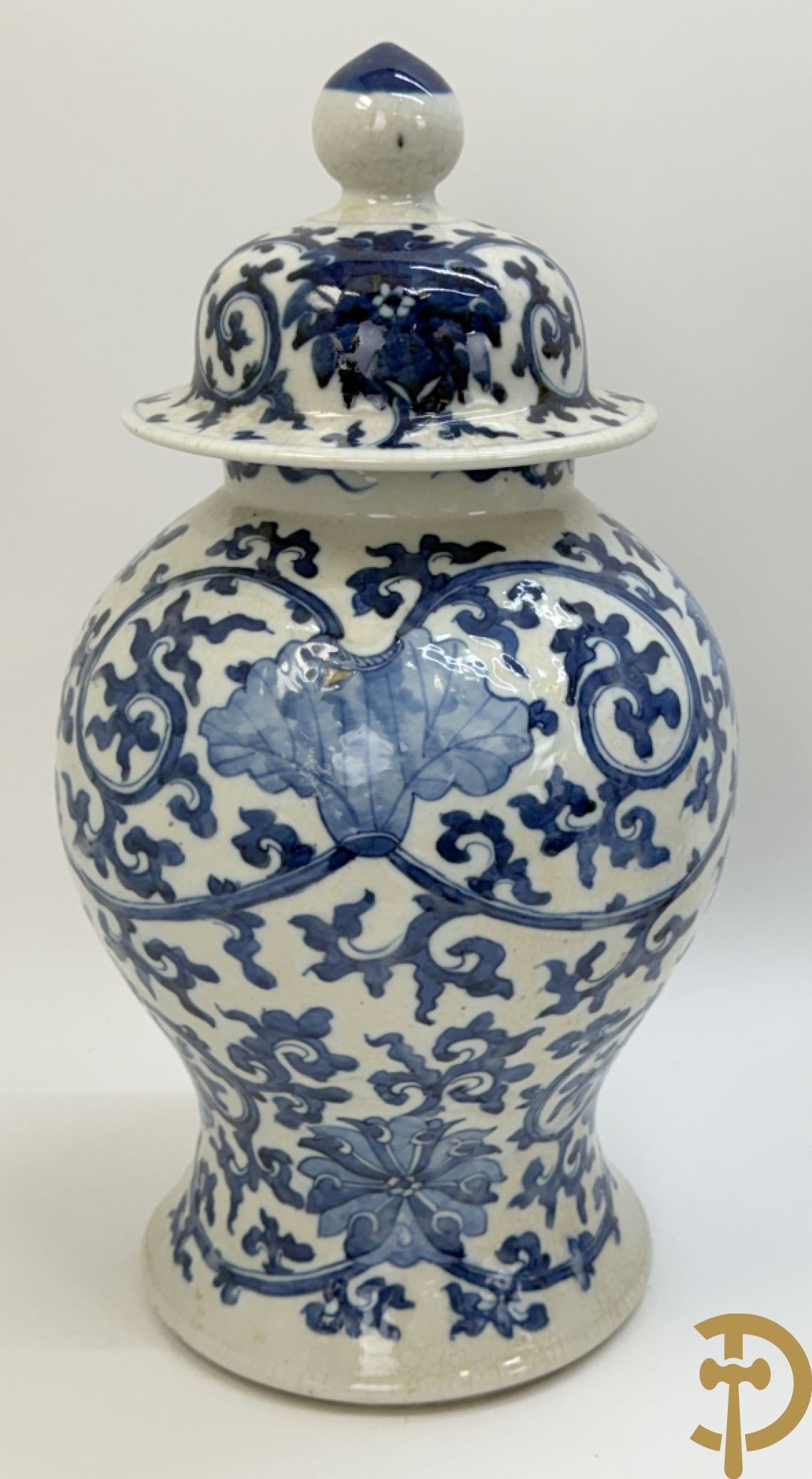 Paar Chinese dekselpotiches in blauw wit porselein met bloemendecor en accanthusranken