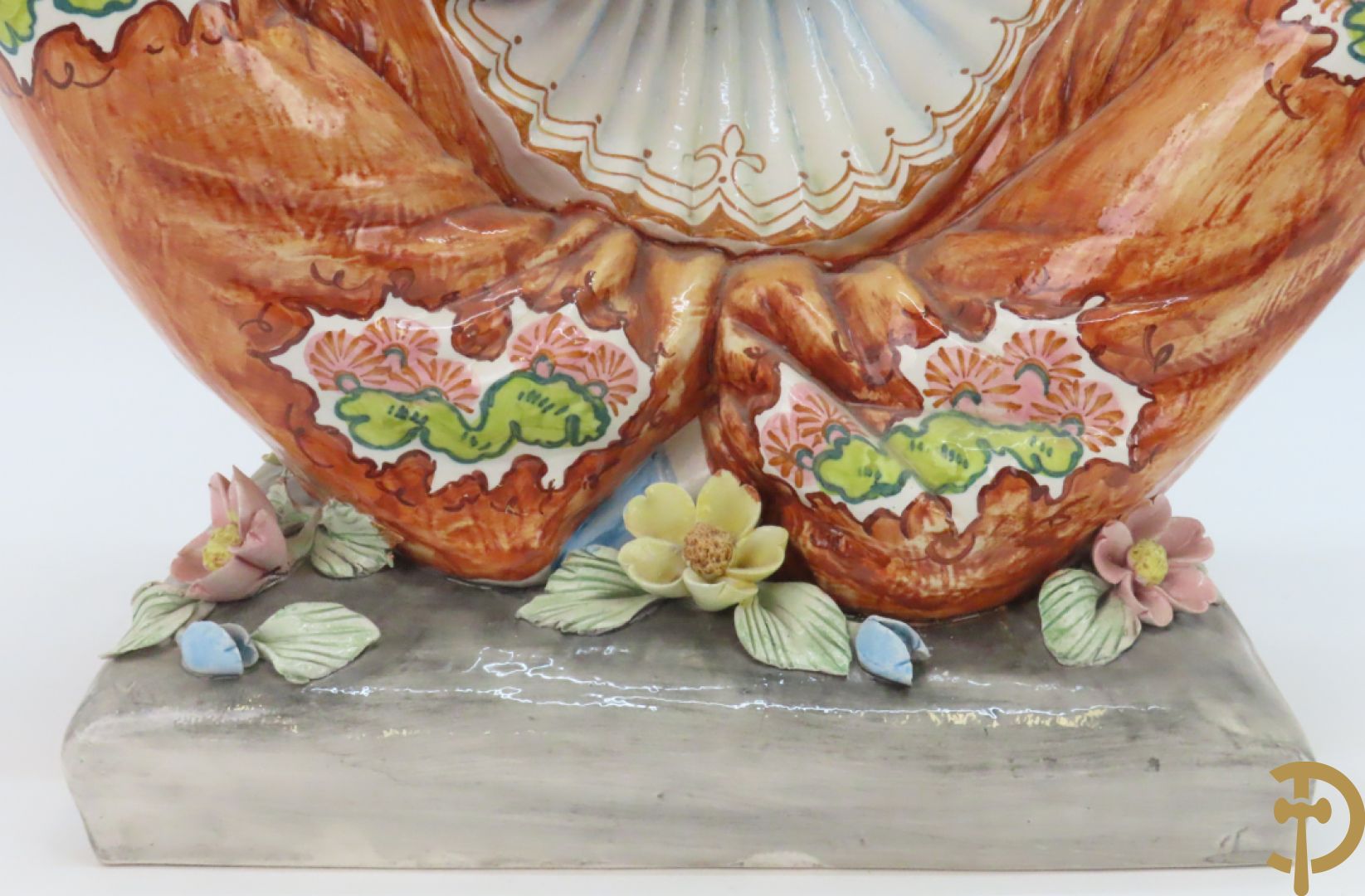Twee Italiaanse beelden van oosterse dame met bloemen, getekend achteraan Polouioto en oosterse man met snaarinstrument in meerkleurige faience