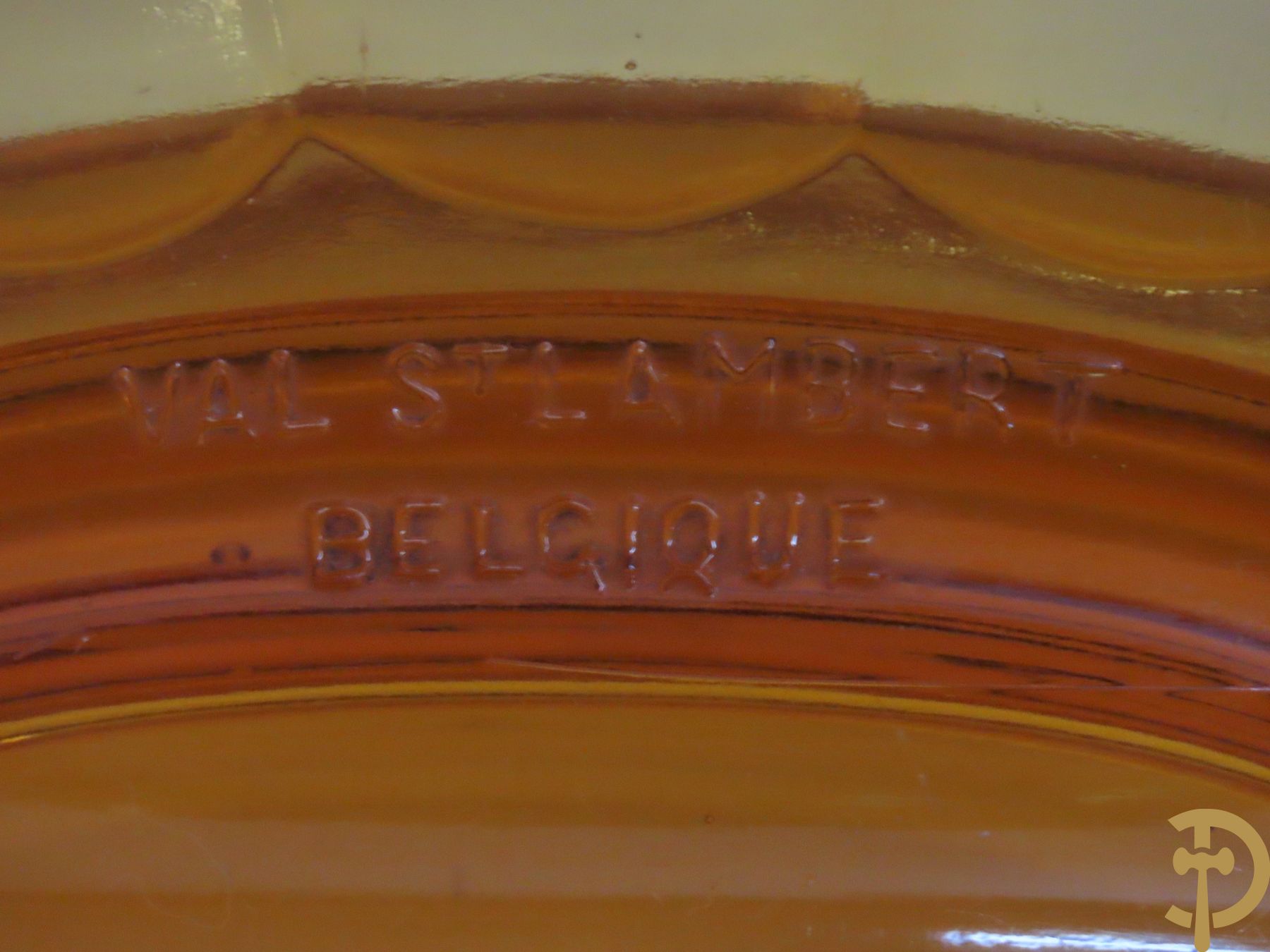 Vier coupes in gekleurd geperst Val-Saint-Lambert glaswerk + 3 coupes Scailmont