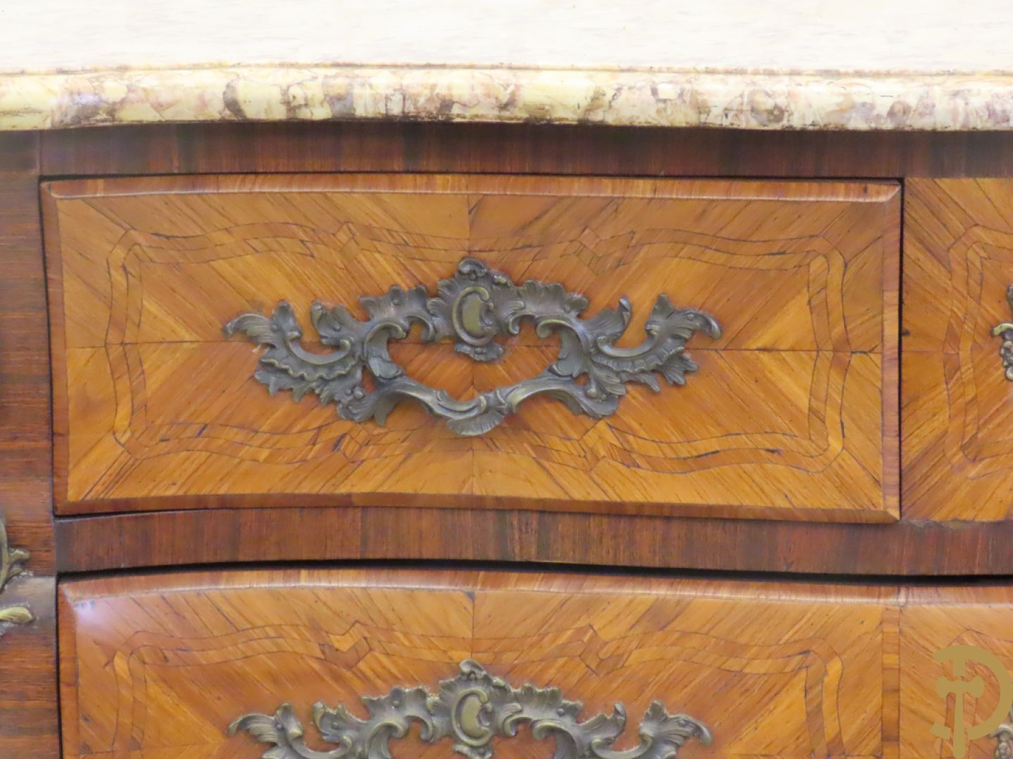 Gegalbeerde vierladencommode met bronsbeslag, marqueterie en marmeren blad