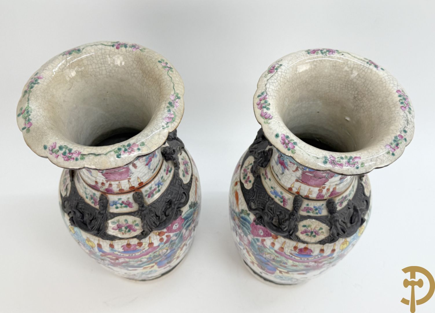 Paar Nankin vazen met dansende figuren en krijgertaferelen op houten sokkels