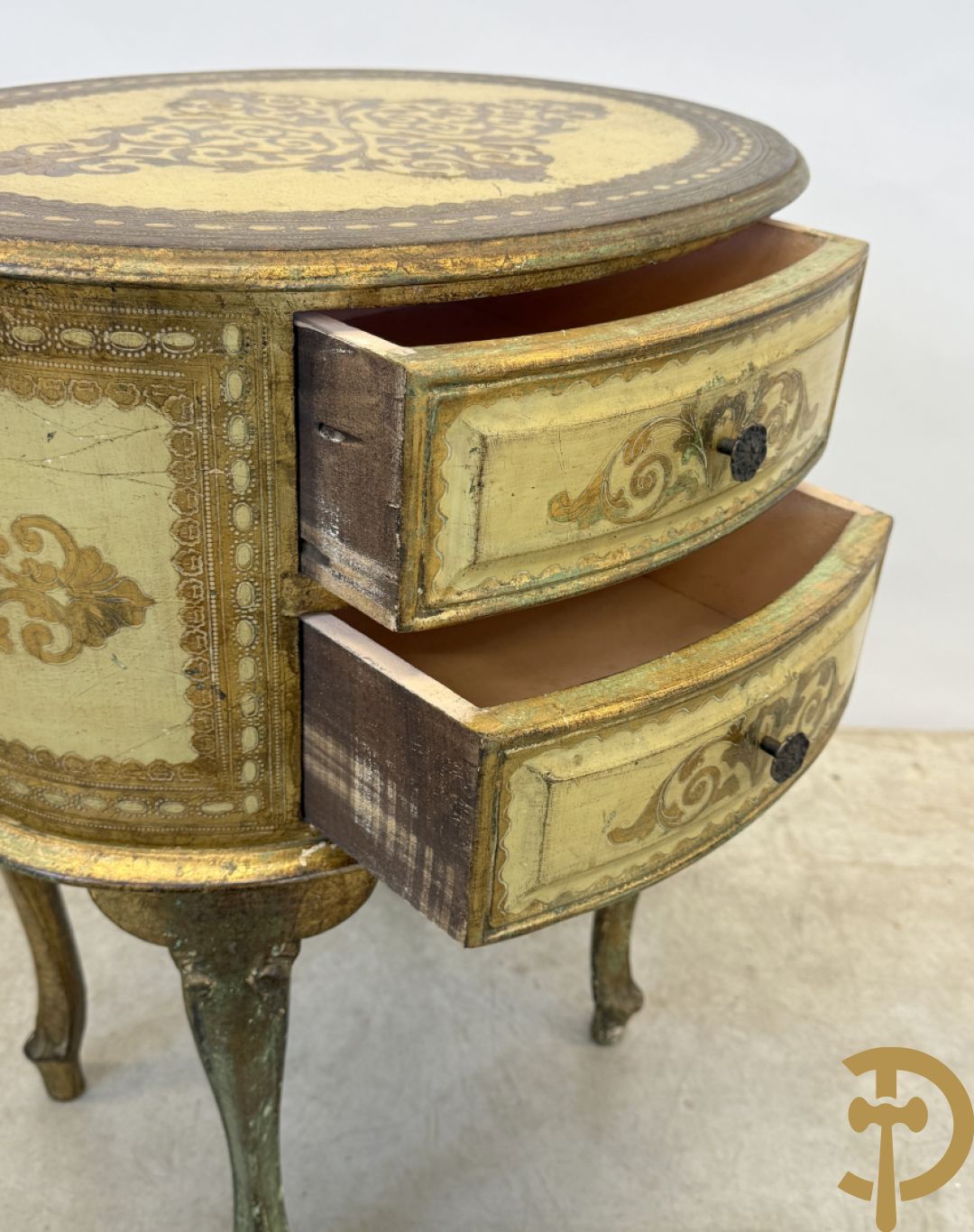 Ovaal Italiaans bijzettkastje